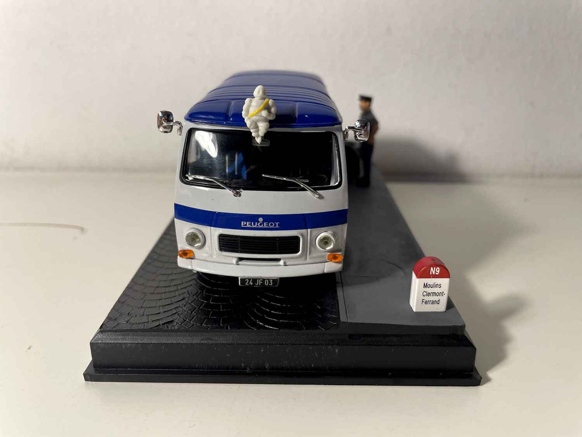 Peugeot J7 wäiss mat blauem Dack - La Nationale - déi blauen Straßen