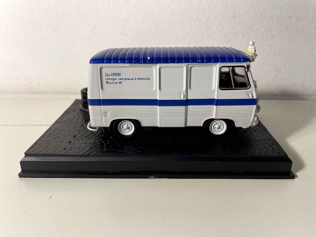 Peugeot J7 wäiss mat blauem Dack - La Nationale - déi blauen Straßen