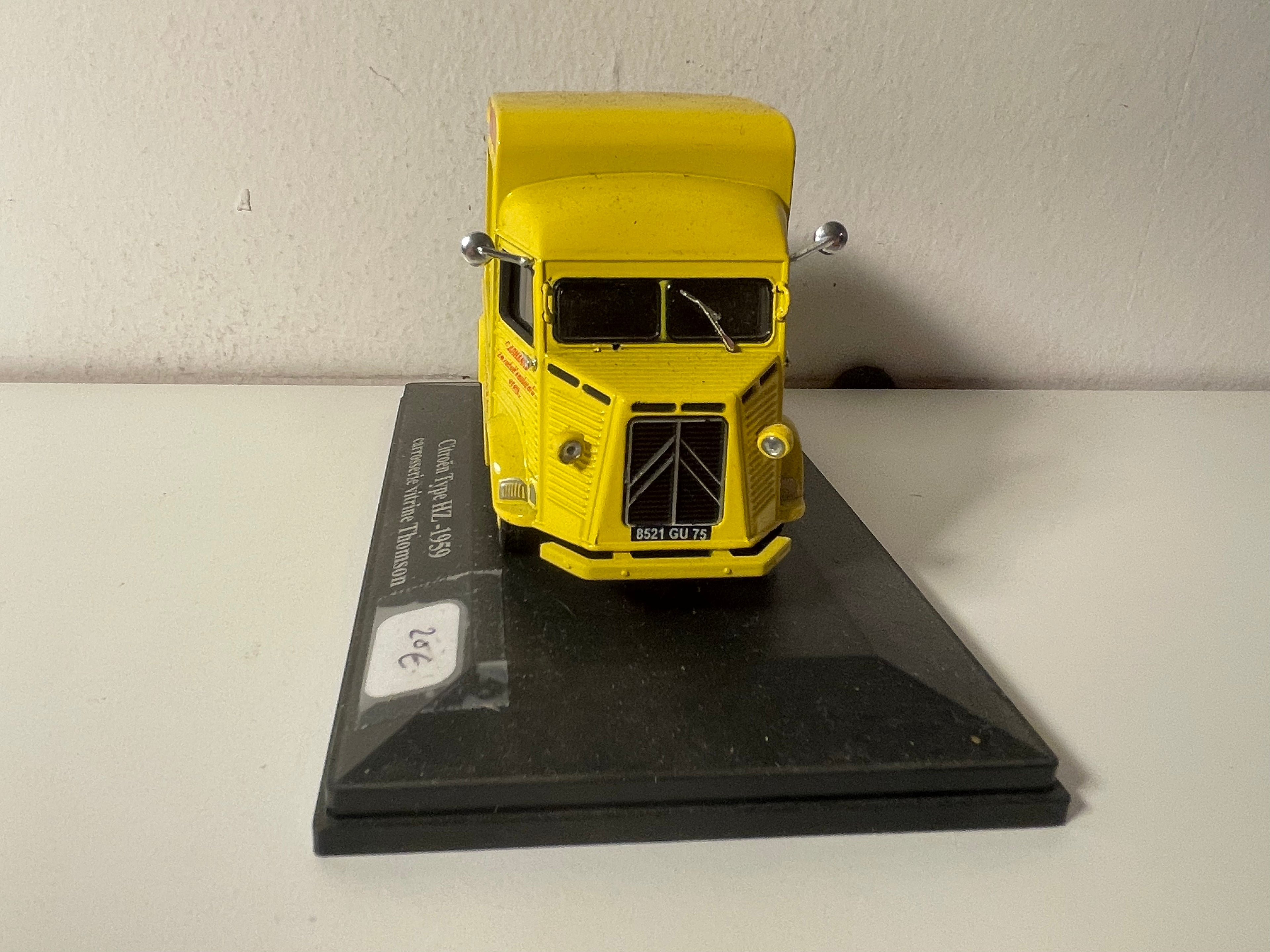 Citroën tipo HZ giallo del 1959 con pubblicità THOMSON - FRIGECO (veicolo senza protezione)