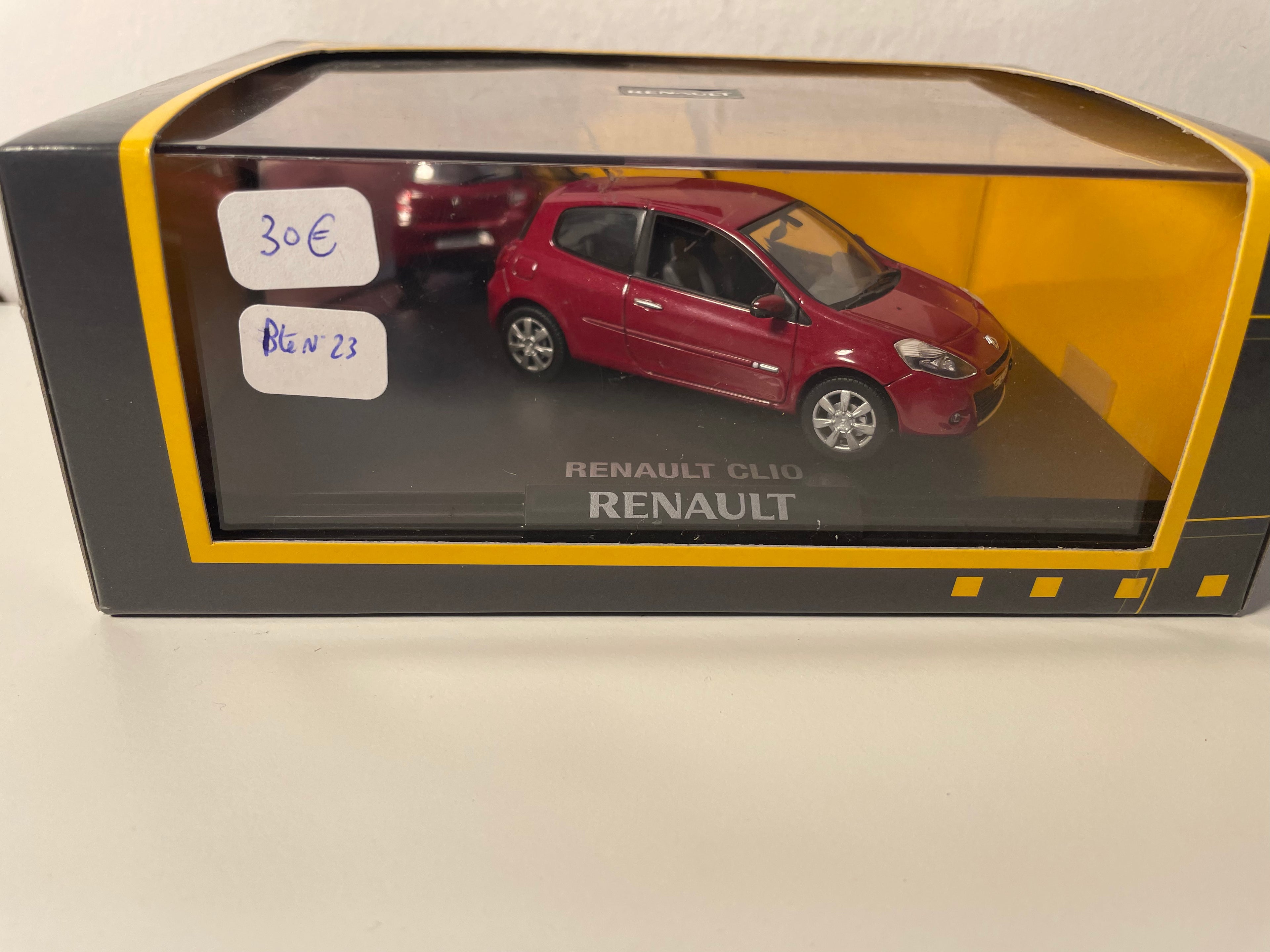 Dunkelrote Renault Clio (Rot Dyna) - NOREV - Rechteckiges Boxset (Box Nr. 23)