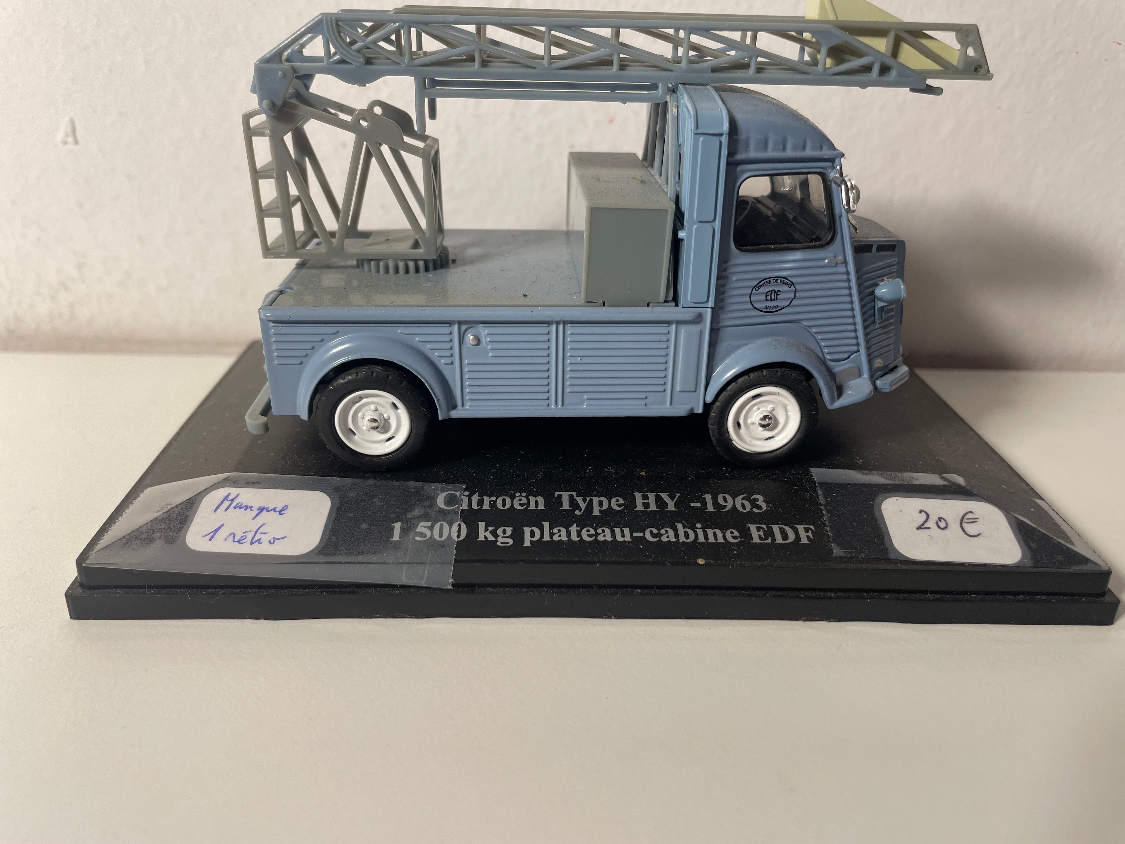 Citroën tipo HY azul de 1963 - 1500 Kg plateau-cabine EDF (vehículo sin protección y con 1 retrovisor menos)