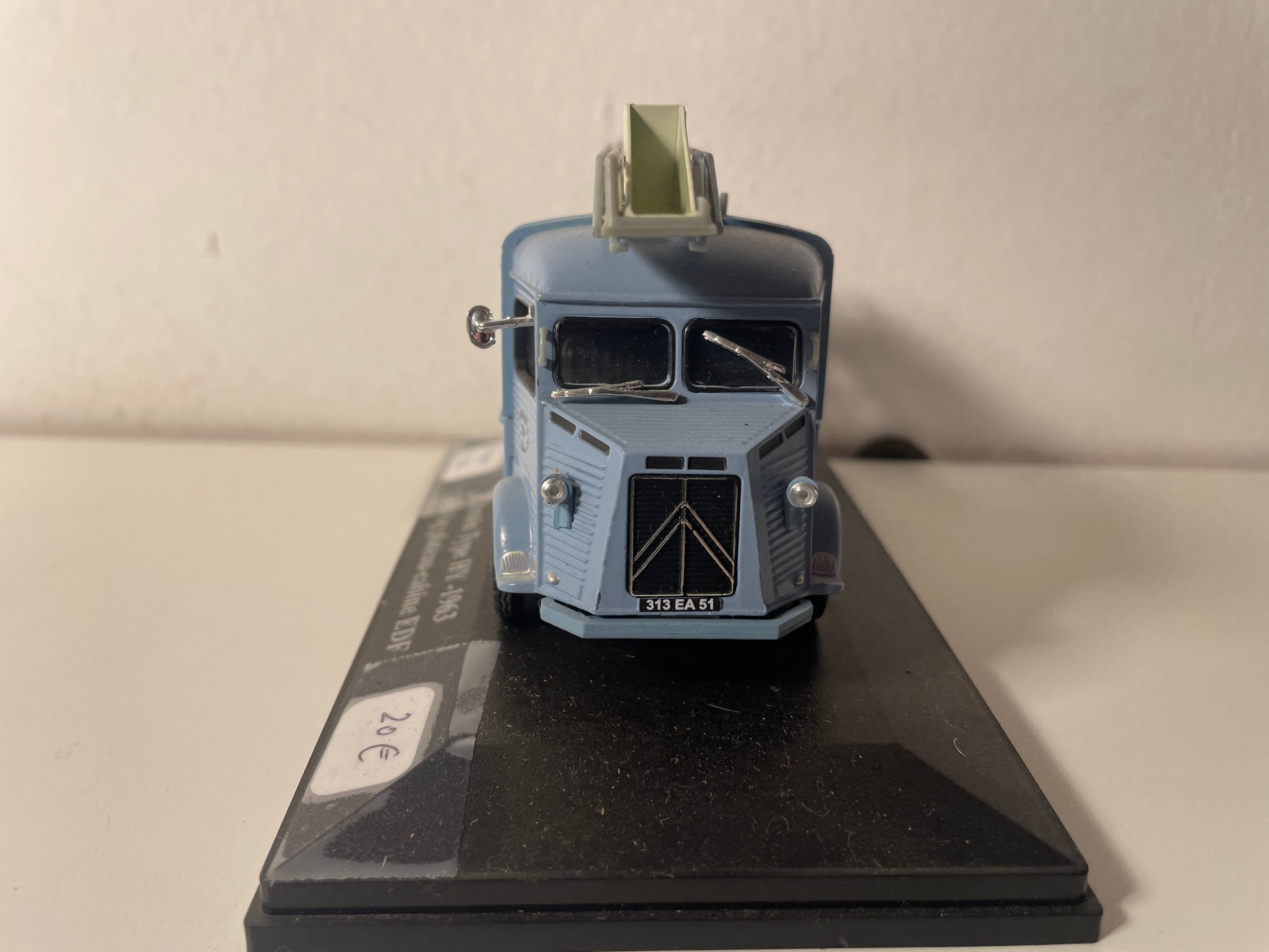 Citroën tipo HY azul de 1963 - 1500 Kg plateau-cabine EDF (vehículo sin protección y con 1 retrovisor menos)