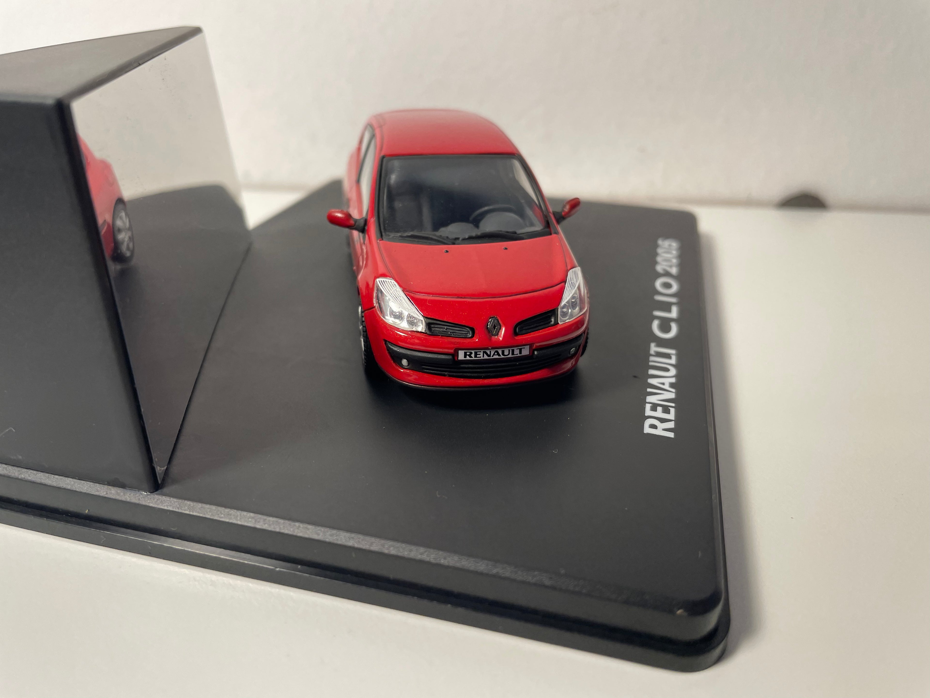 Renault Clio rouge foncé de 2005 - ELIGOR - coffret boite rectangle (boite N°24)