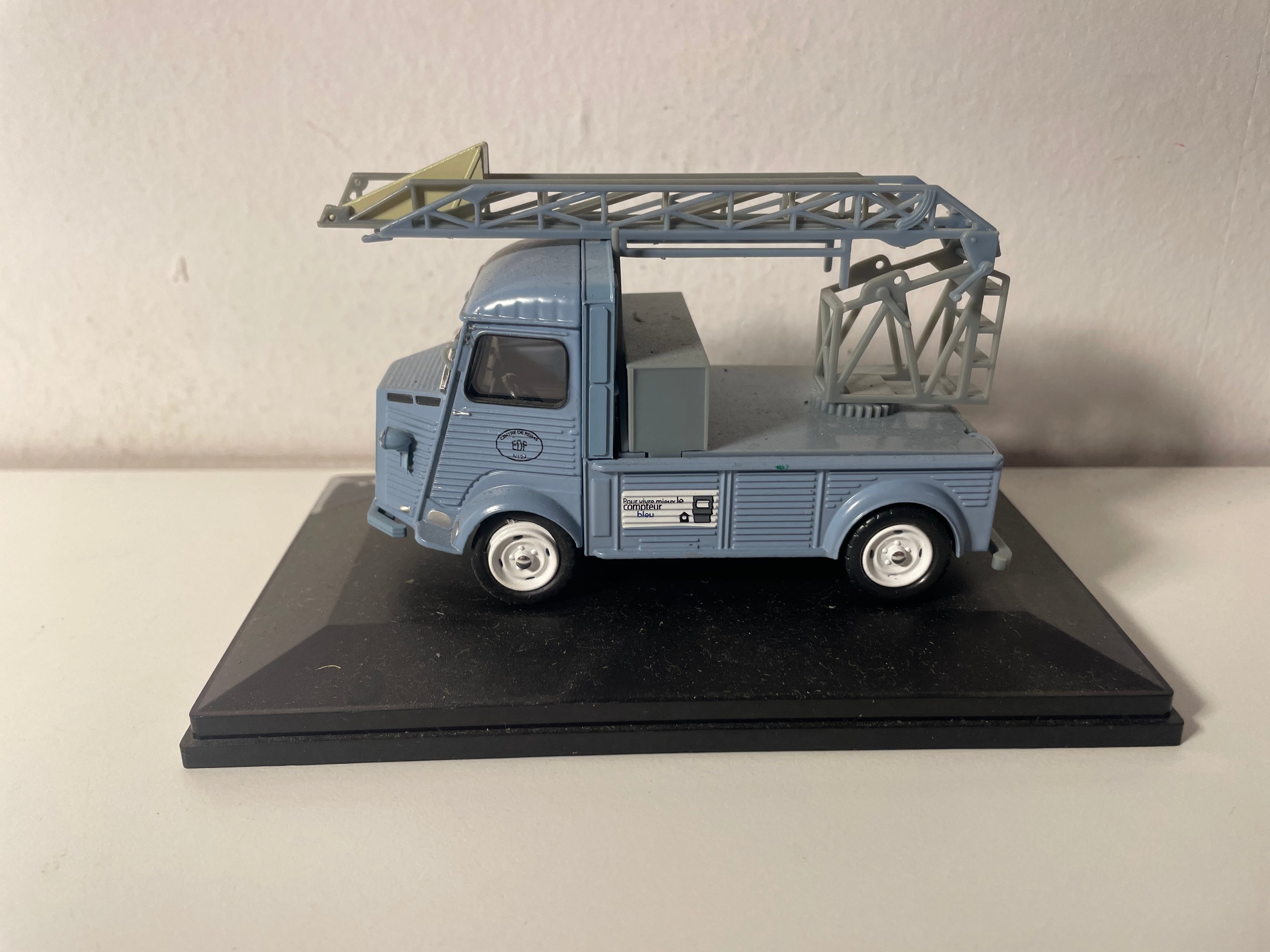 Citroën tipo HY azul de 1963 - 1500 Kg plateau-cabine EDF (vehículo sin protección y con 1 retrovisor menos)