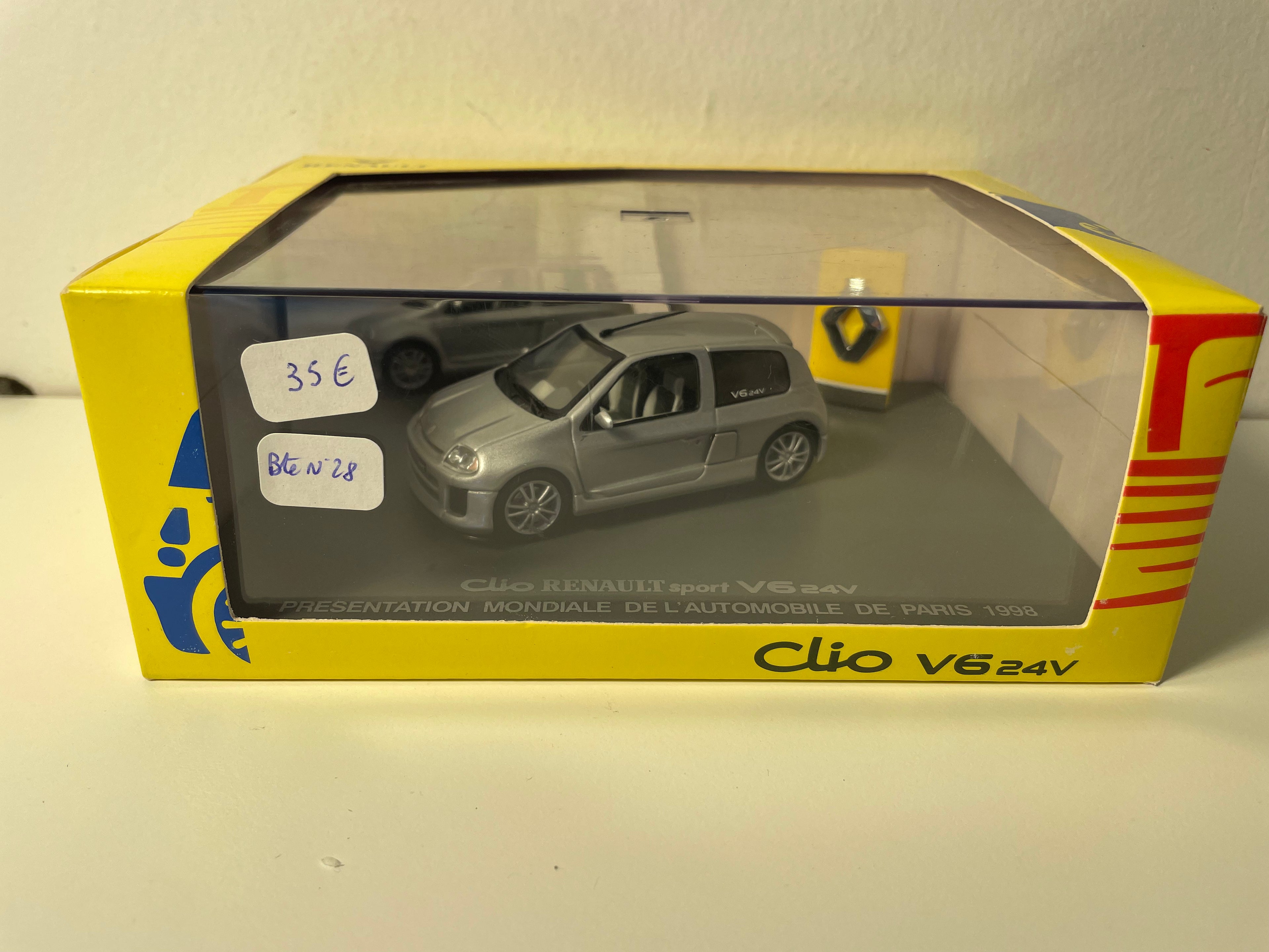 Renault Clio Sport V6 24v grise - UNIVERSAL HOBBIES - coffret boite rectangle (boite N°28)