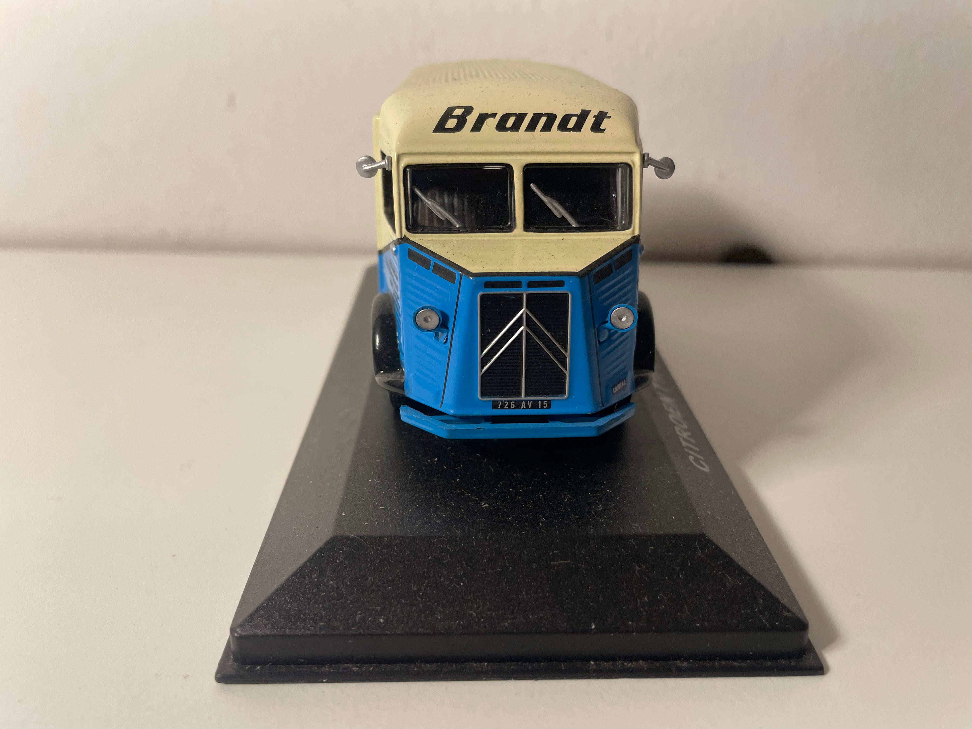 Citroën type H bleu et beige avec publicité BRANDT (véhicule sans protection)