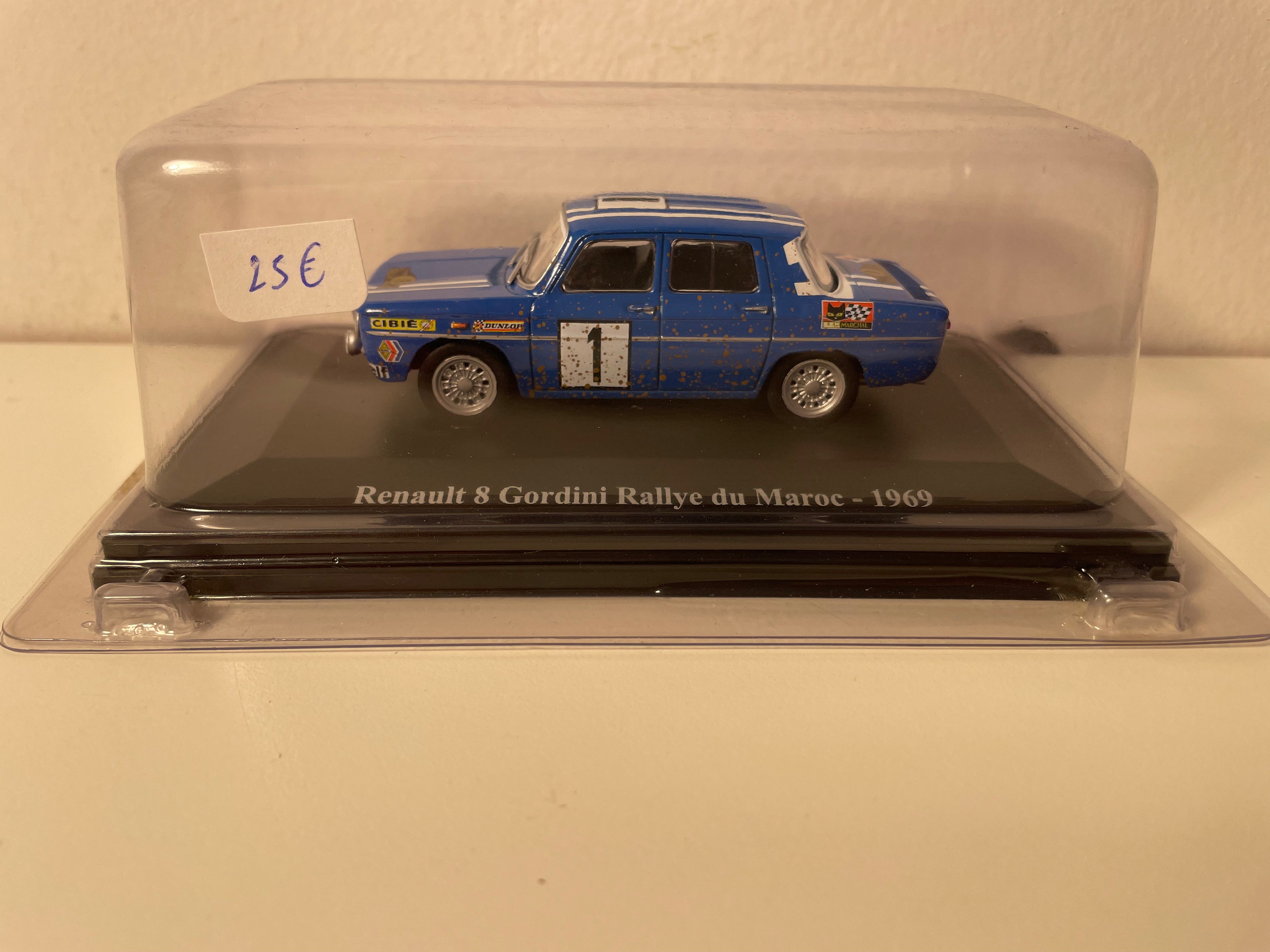 Niebieski Renault 8 Gordini z numerem 1 - Rajd Maroka 1969