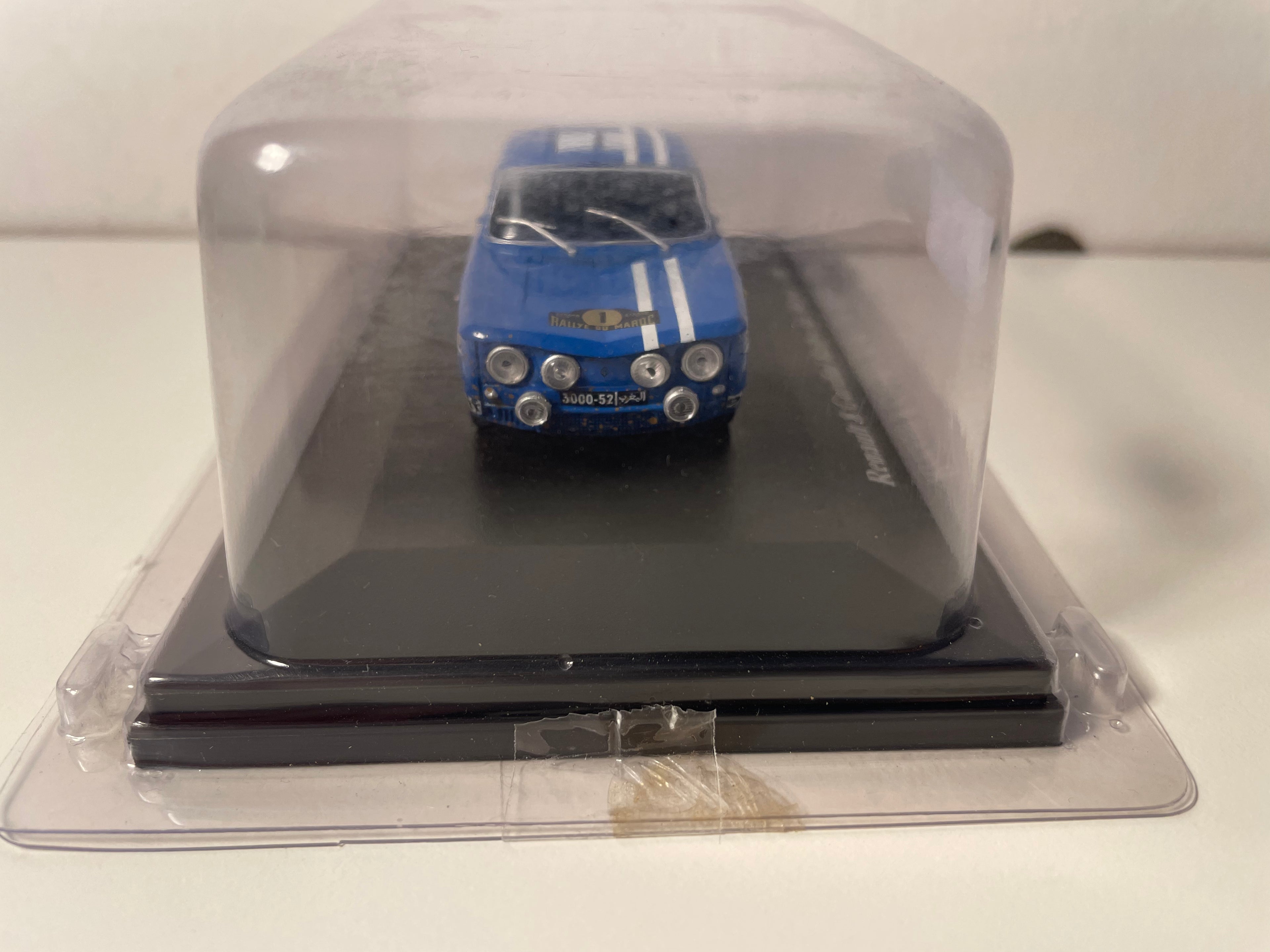 Niebieski Renault 8 Gordini z numerem 1 - Rajd Maroka 1969