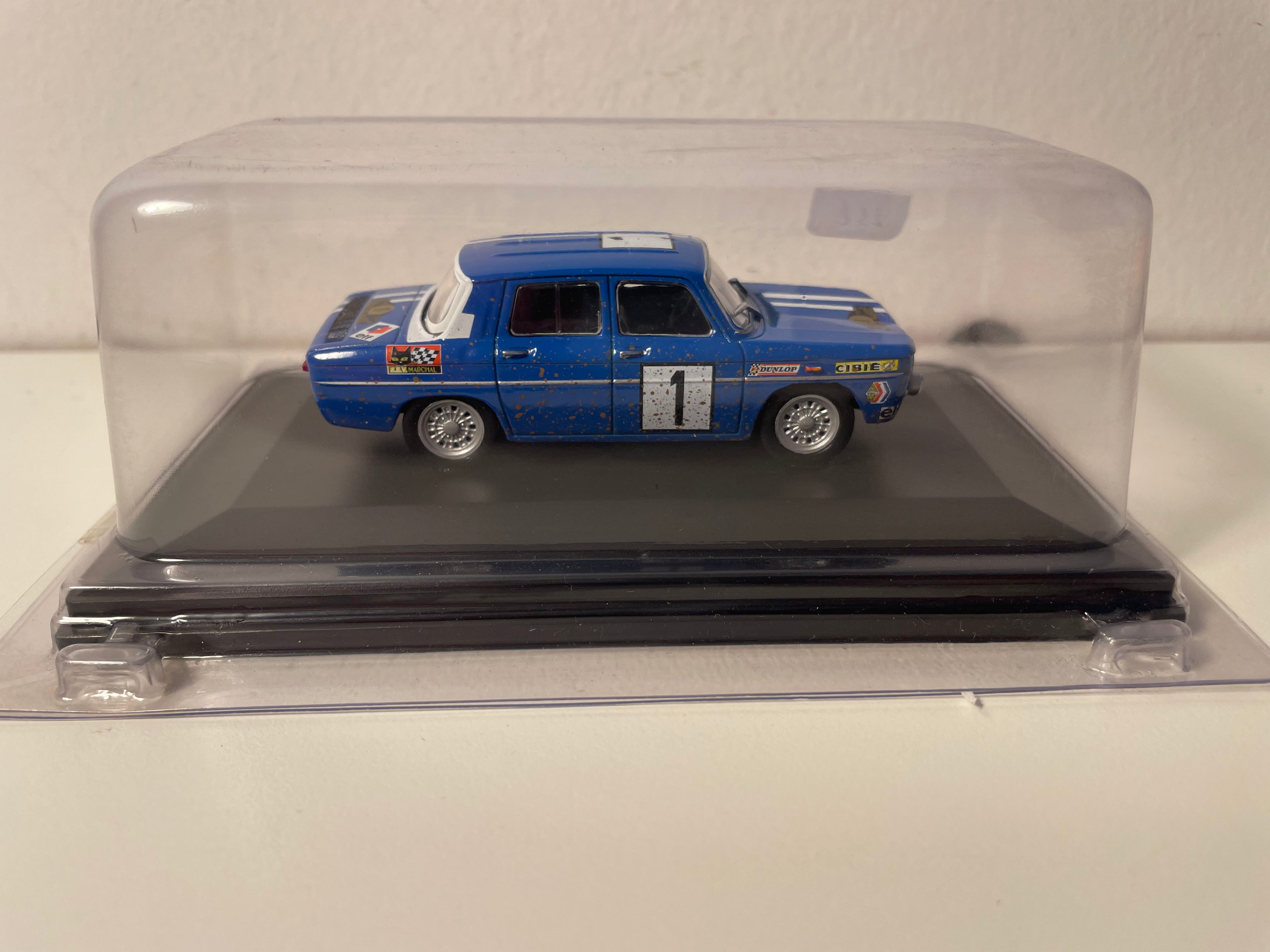Niebieski Renault 8 Gordini z numerem 1 - Rajd Maroka 1969