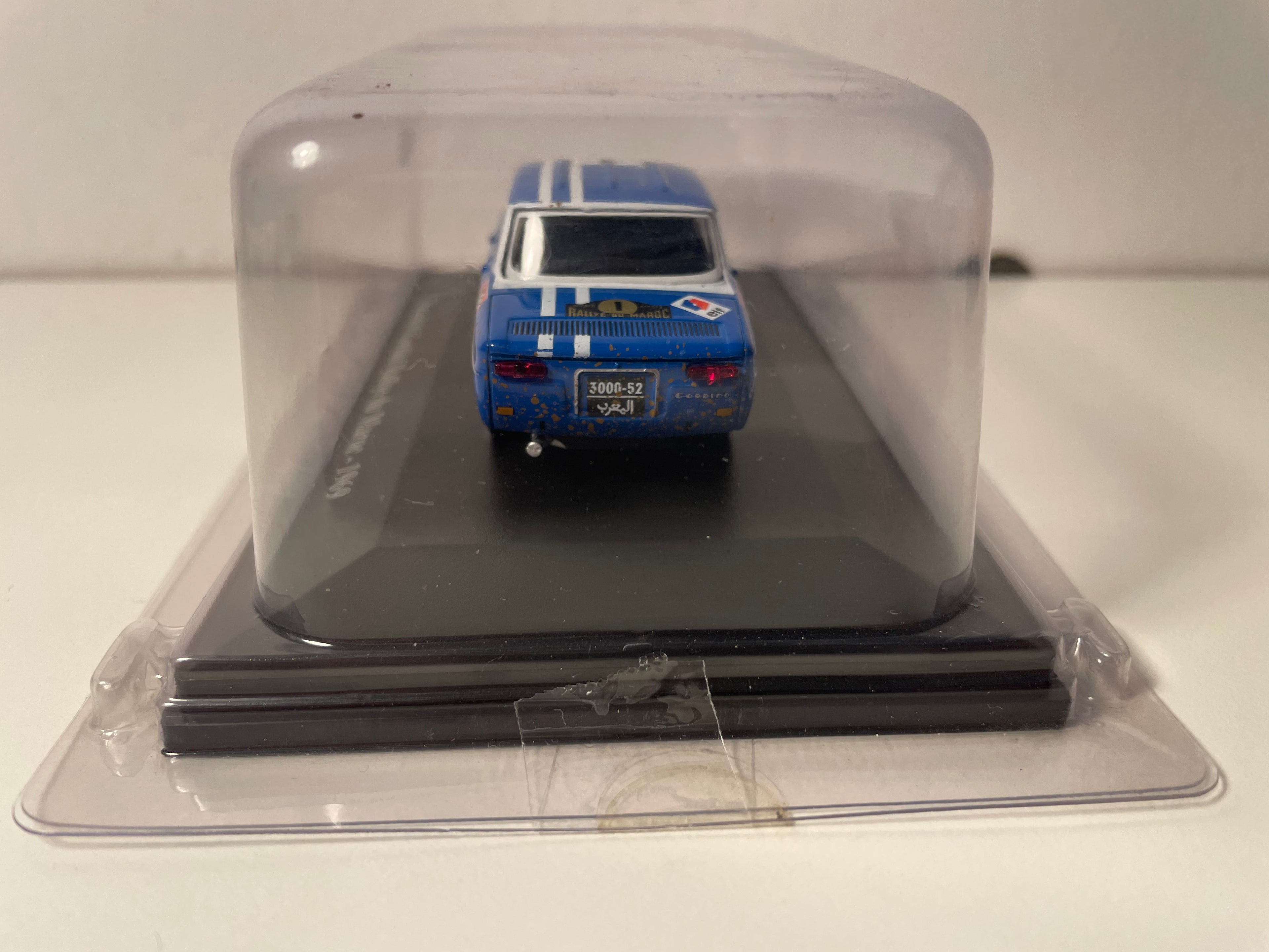 Niebieski Renault 8 Gordini z numerem 1 - Rajd Maroka 1969