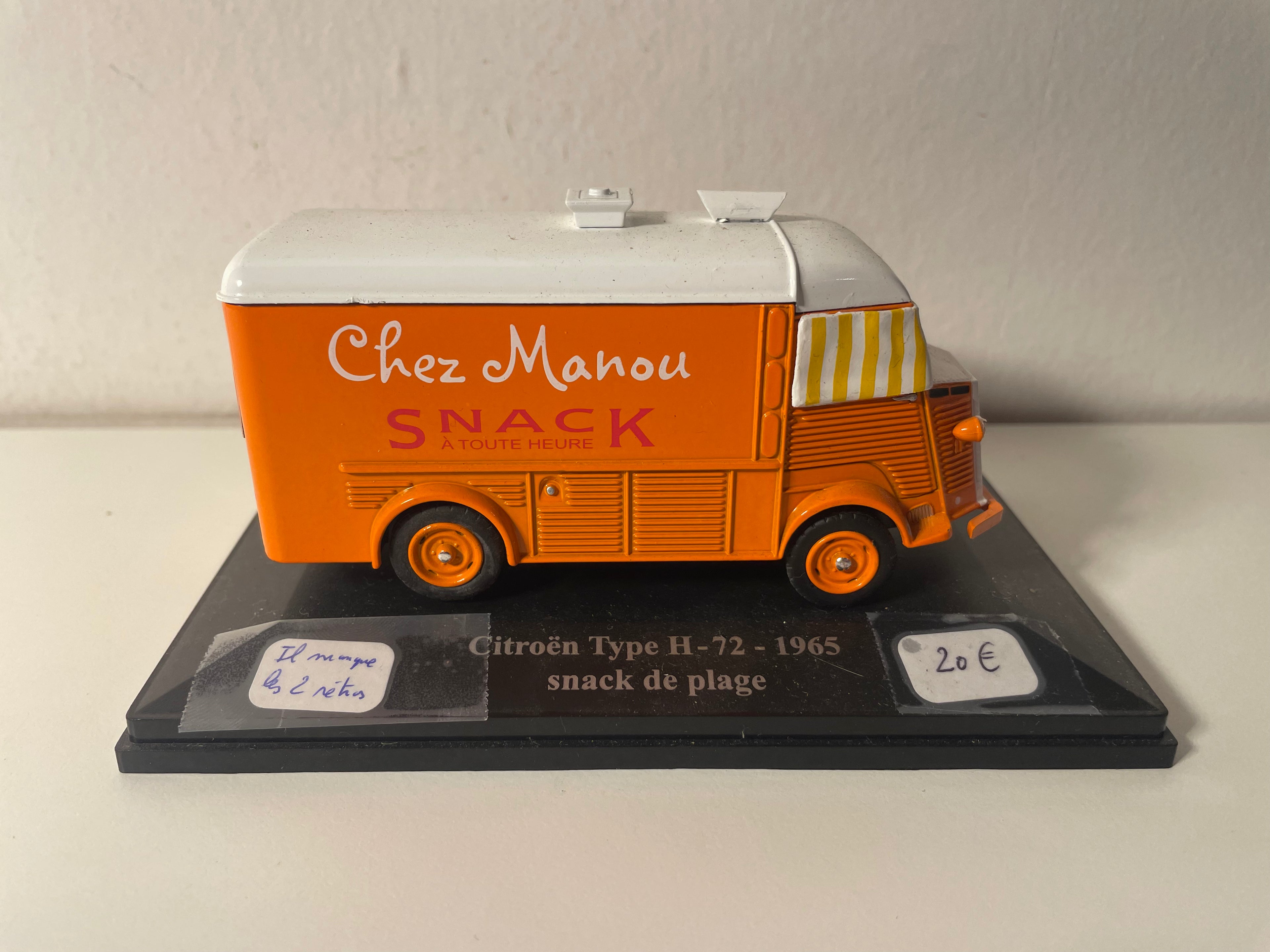 Citroën type H-72 pomarańczowy i biały z 1965 roku z reklamą Snack de plage (u Manou) (pojazd bez ochrony)