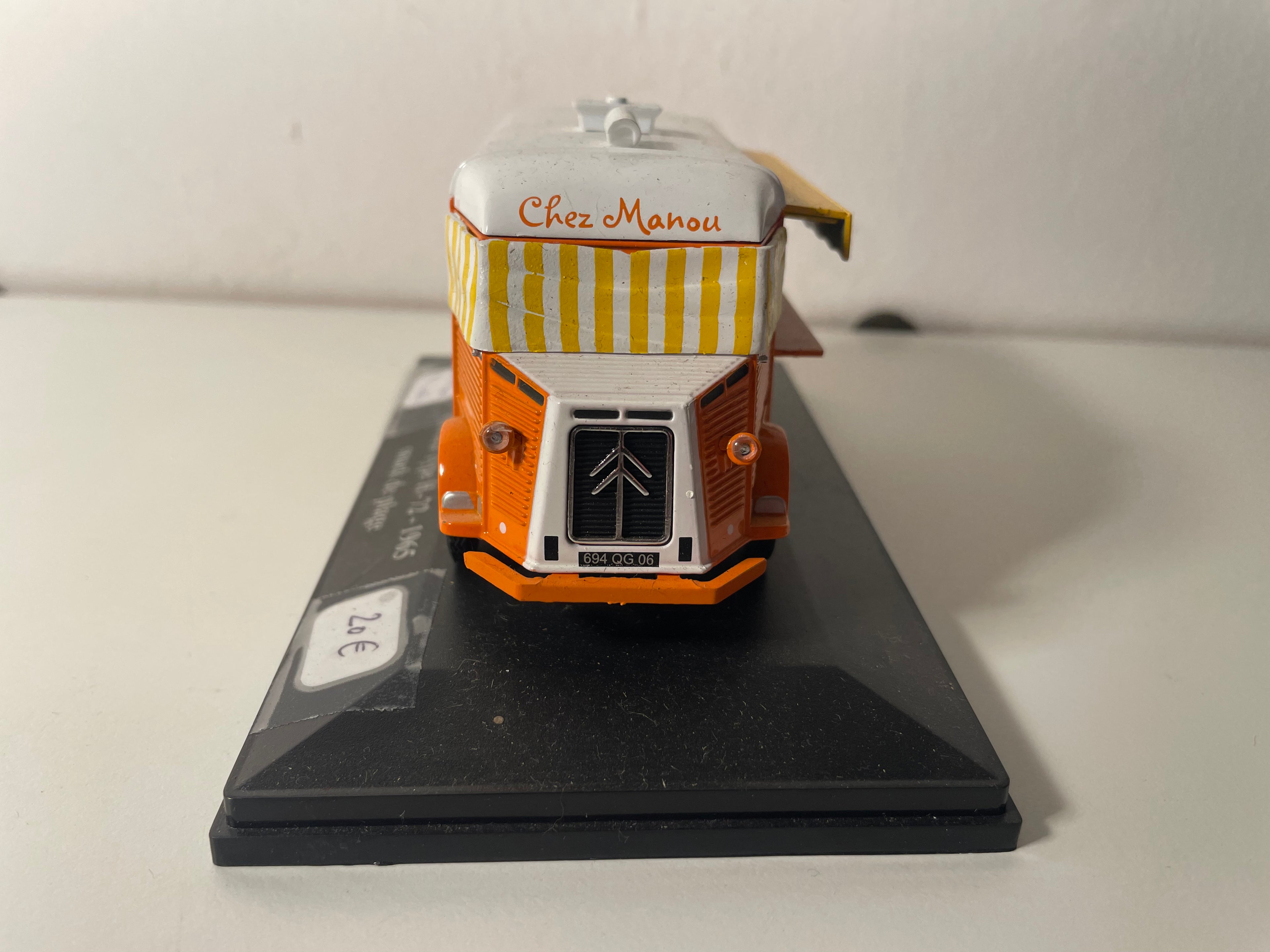 Citroën type H-72 pomarańczowy i biały z 1965 roku z reklamą Snack de plage (u Manou) (pojazd bez ochrony)