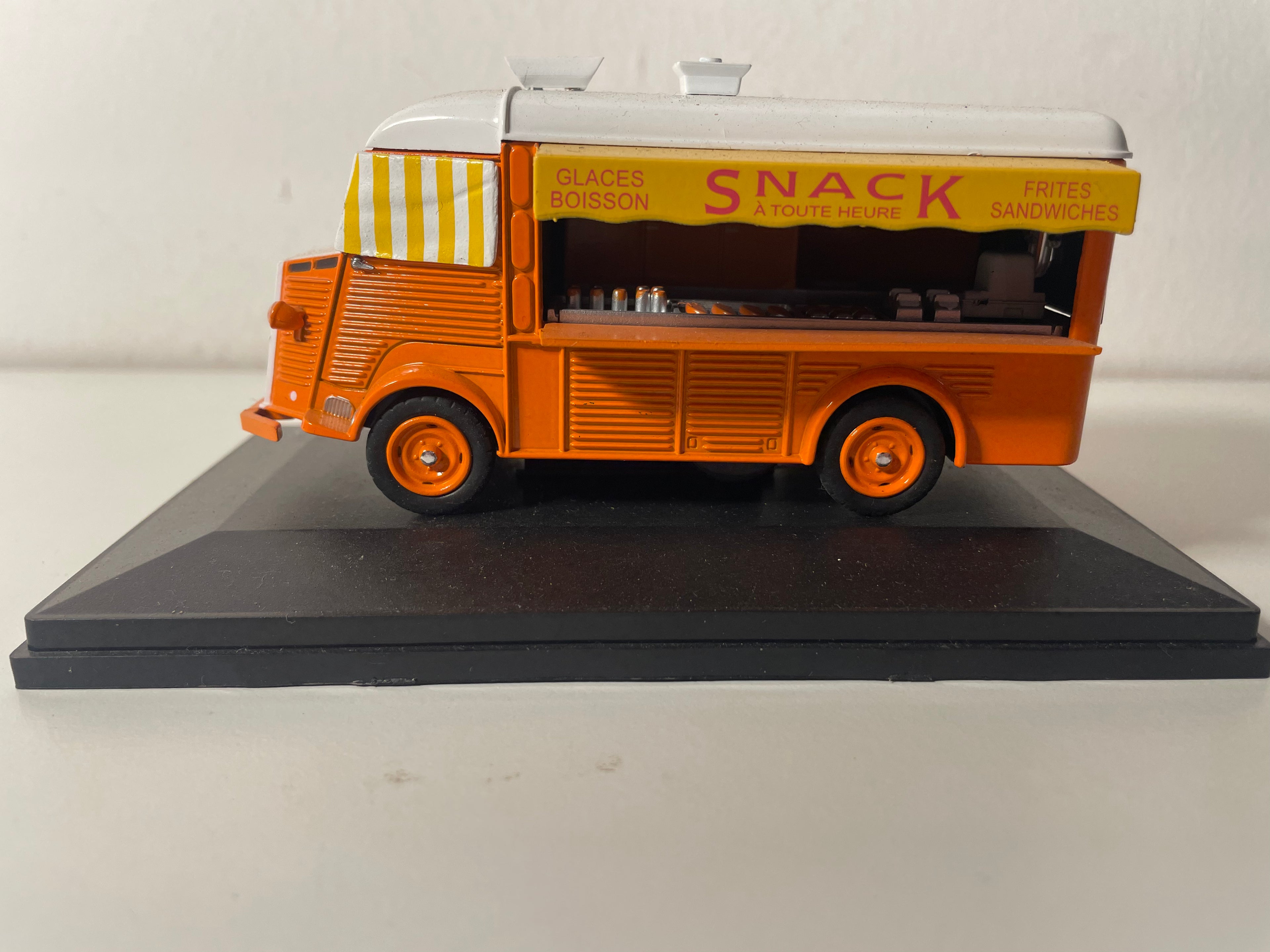 Citroën type H-72 pomarańczowy i biały z 1965 roku z reklamą Snack de plage (u Manou) (pojazd bez ochrony)