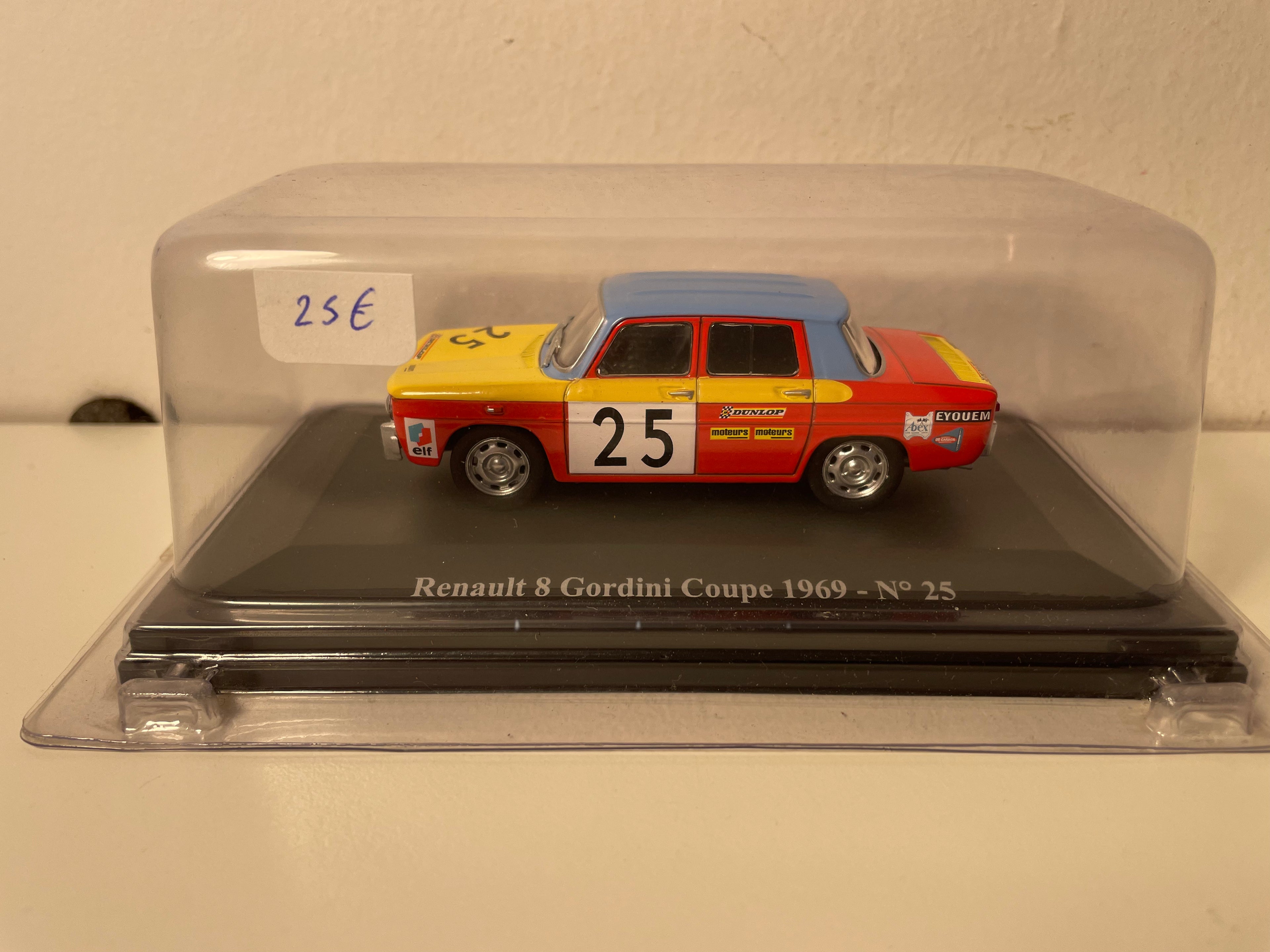 Renault 8 Gordini rout, giel an bloo Nummer 25 - Coupe 1969