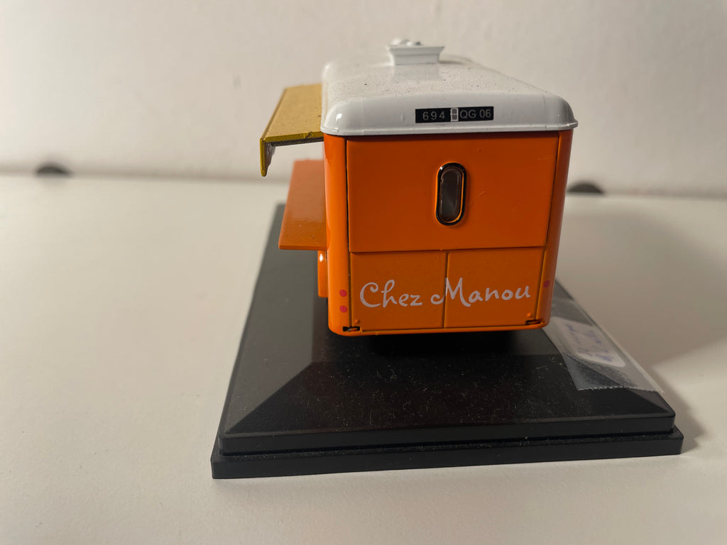Citroën type H-72 pomarańczowy i biały z 1965 roku z reklamą Snack de plage (u Manou) (pojazd bez ochrony)