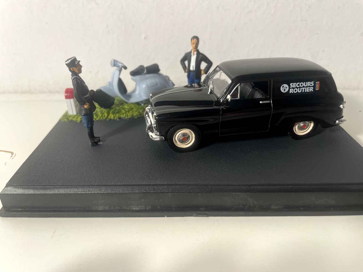 Simca Aronde Messagère nera - La Nazionale 7 - la strada blu