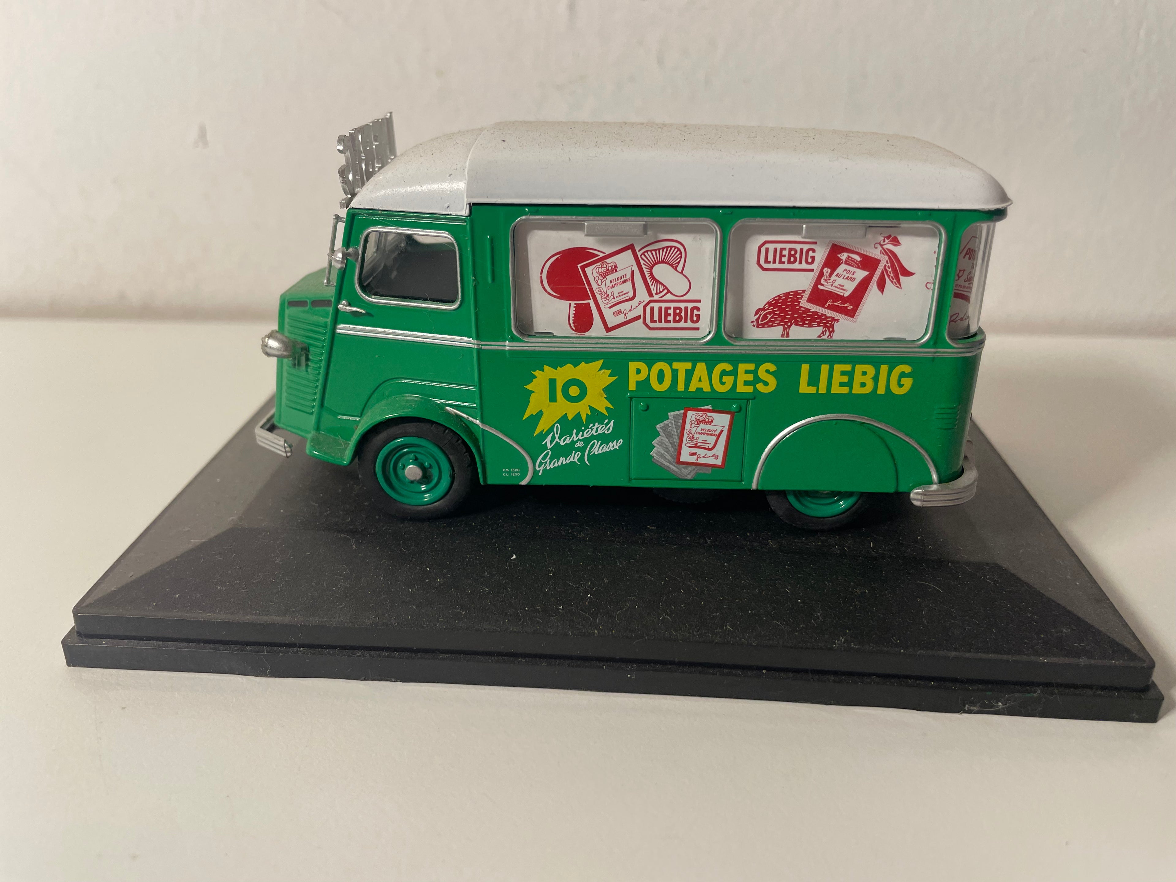 Citroën type H vert et blanc de 1953  carrosserie Currus - avec publicité POTAGES LIEBIG (véhicule sans protection)