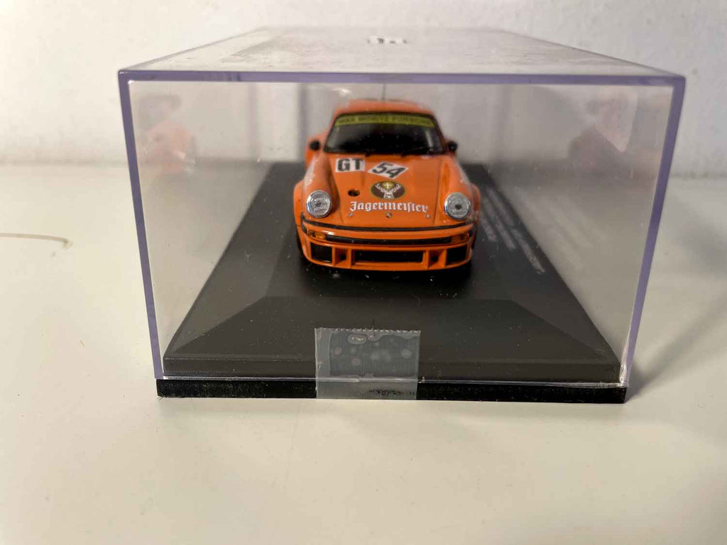 Porsche 934 Turbo "Maxmorllz Porsche" oranje nummer 54 (Jagermeifter - Nurburgring)