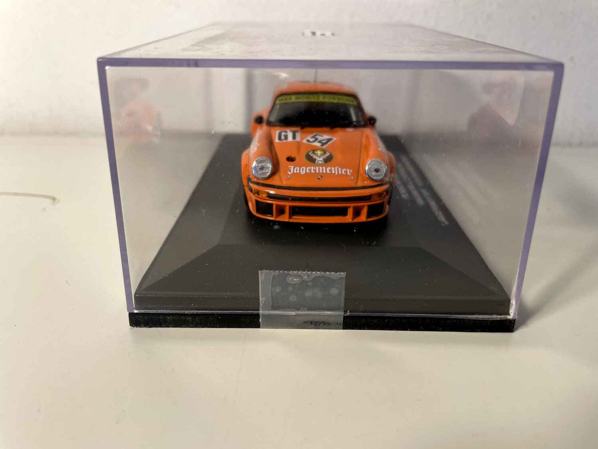 Porsche 934 Turbo "Maxmorllz Porsche" oranje nummer 54 (Jagermeifter - Nurburgring)