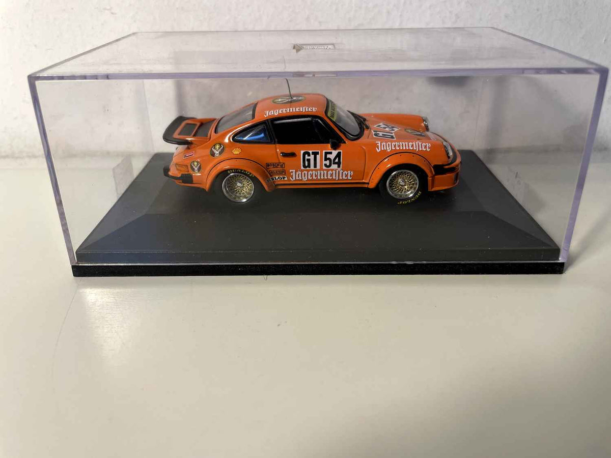 Porsche 934 Turbo "Maxmorllz Porsche" oranje nummer 54 (Jagermeifter - Nurburgring)