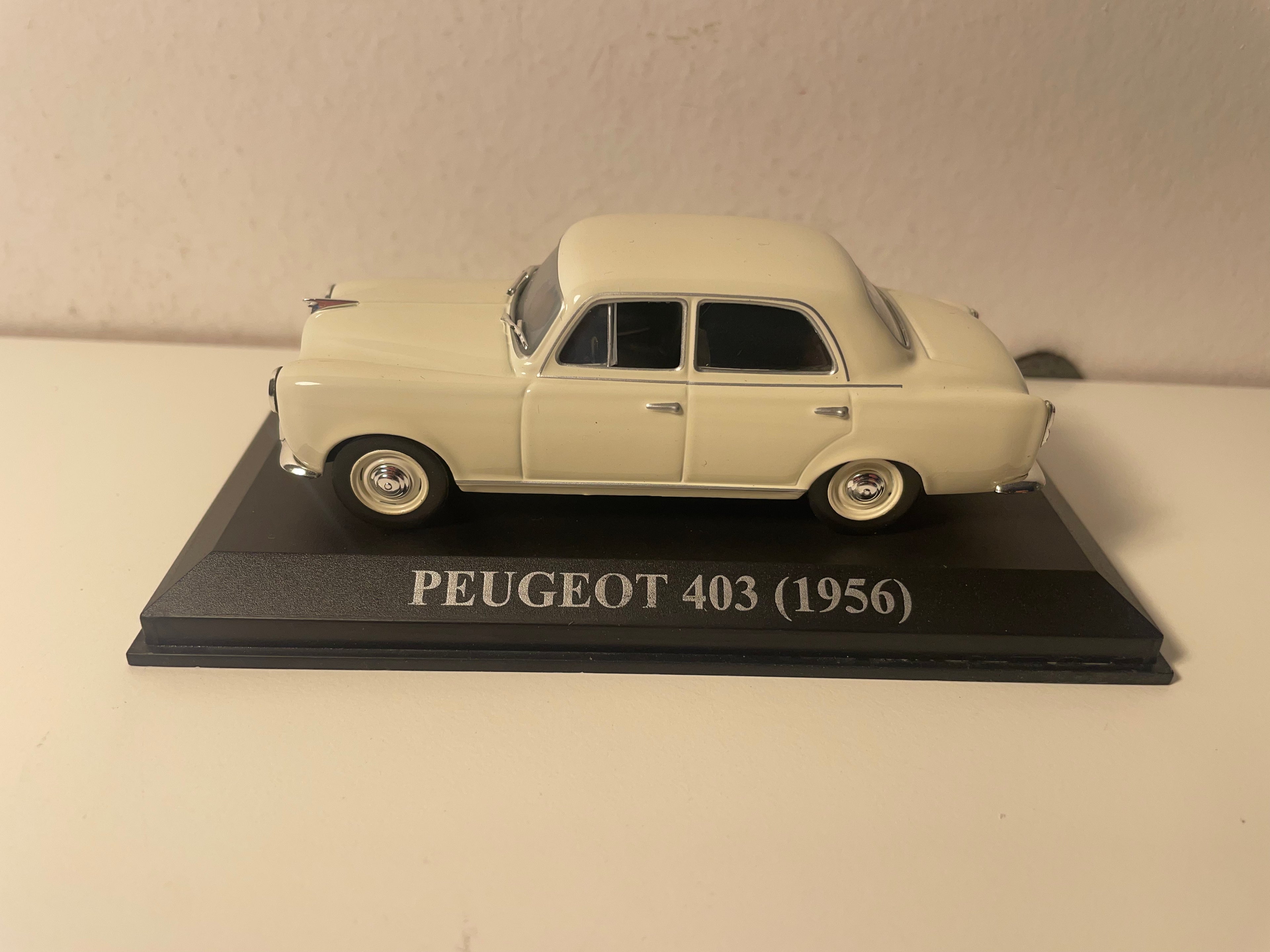 Peugeot 403 kremowy / beżowy z 1956 roku