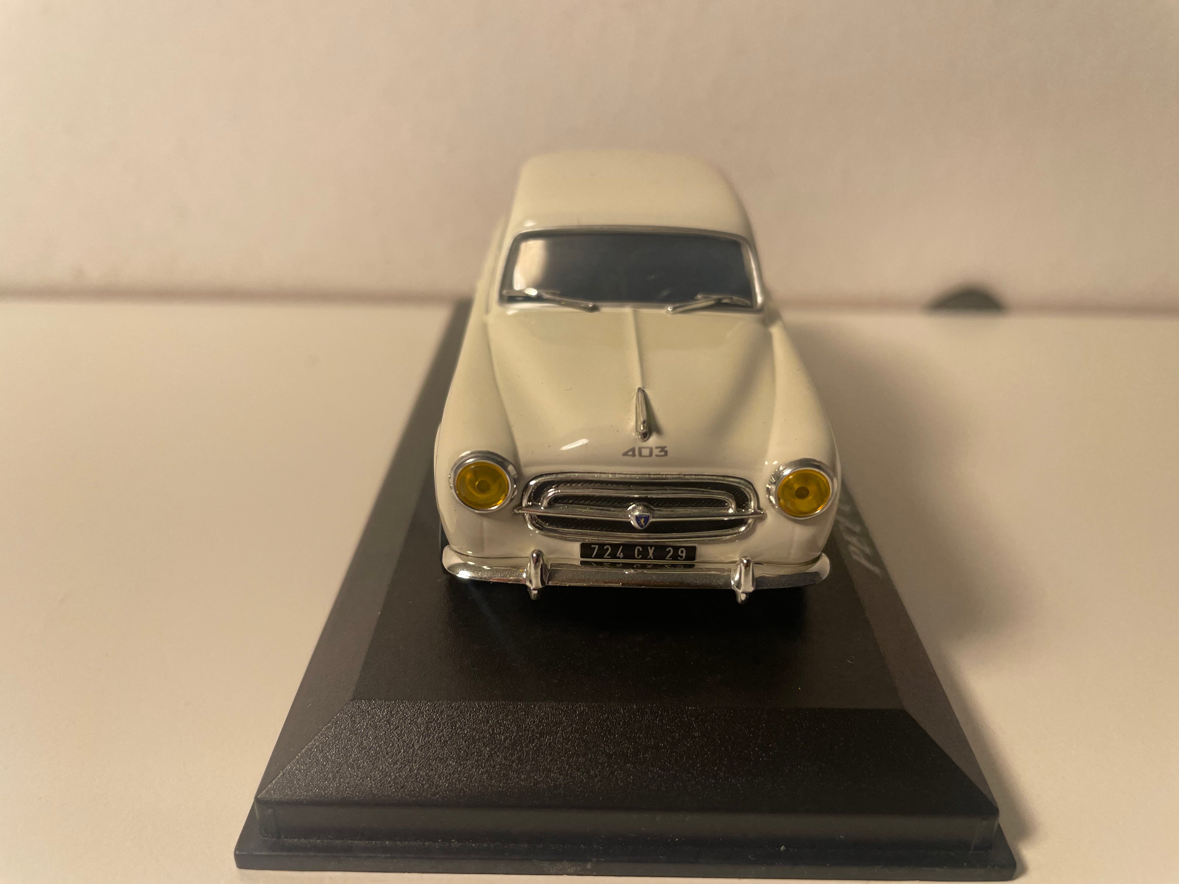 Peugeot 403 kremowy / beżowy z 1956 roku