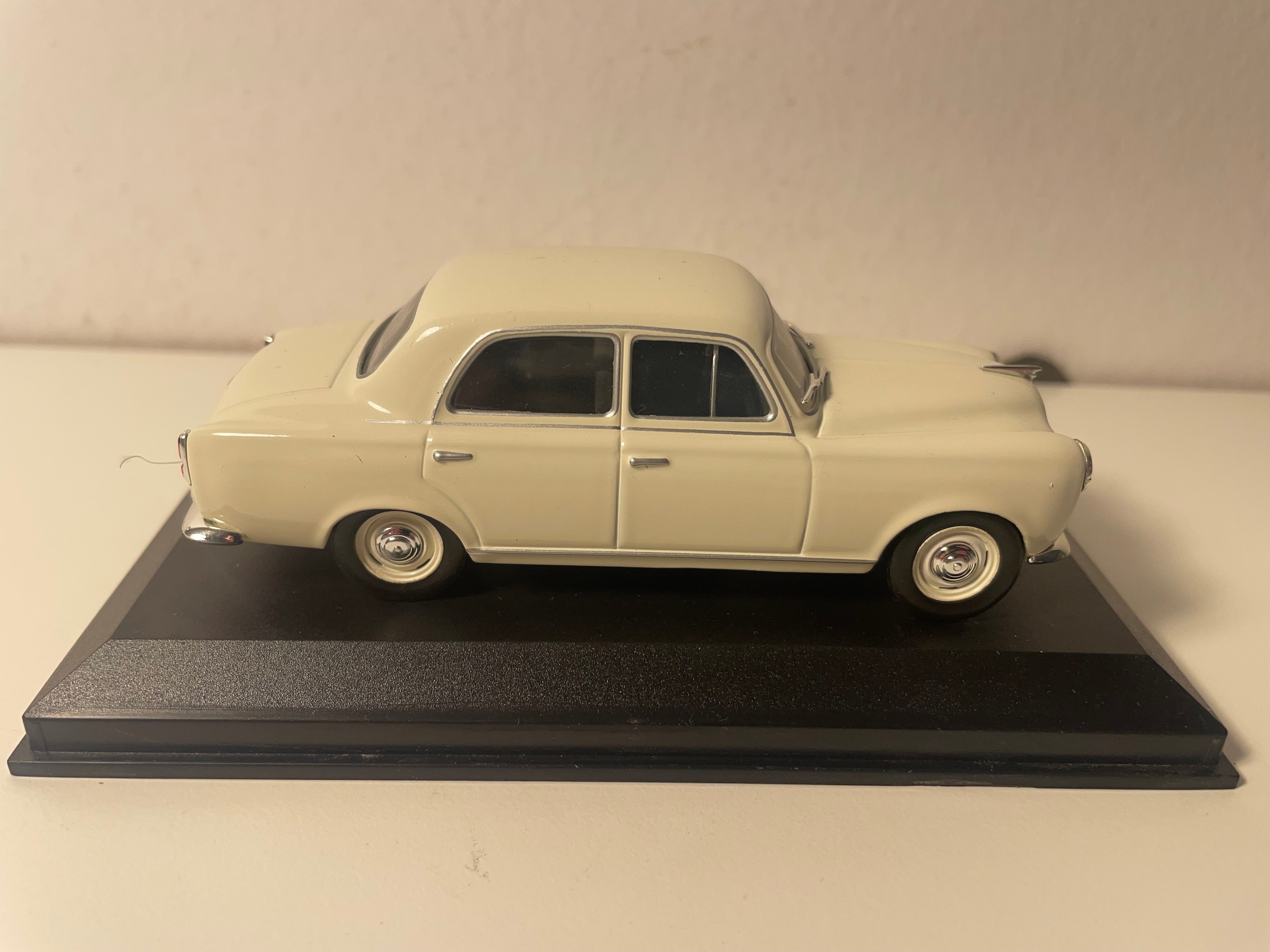 Peugeot 403 kremowy / beżowy z 1956 roku