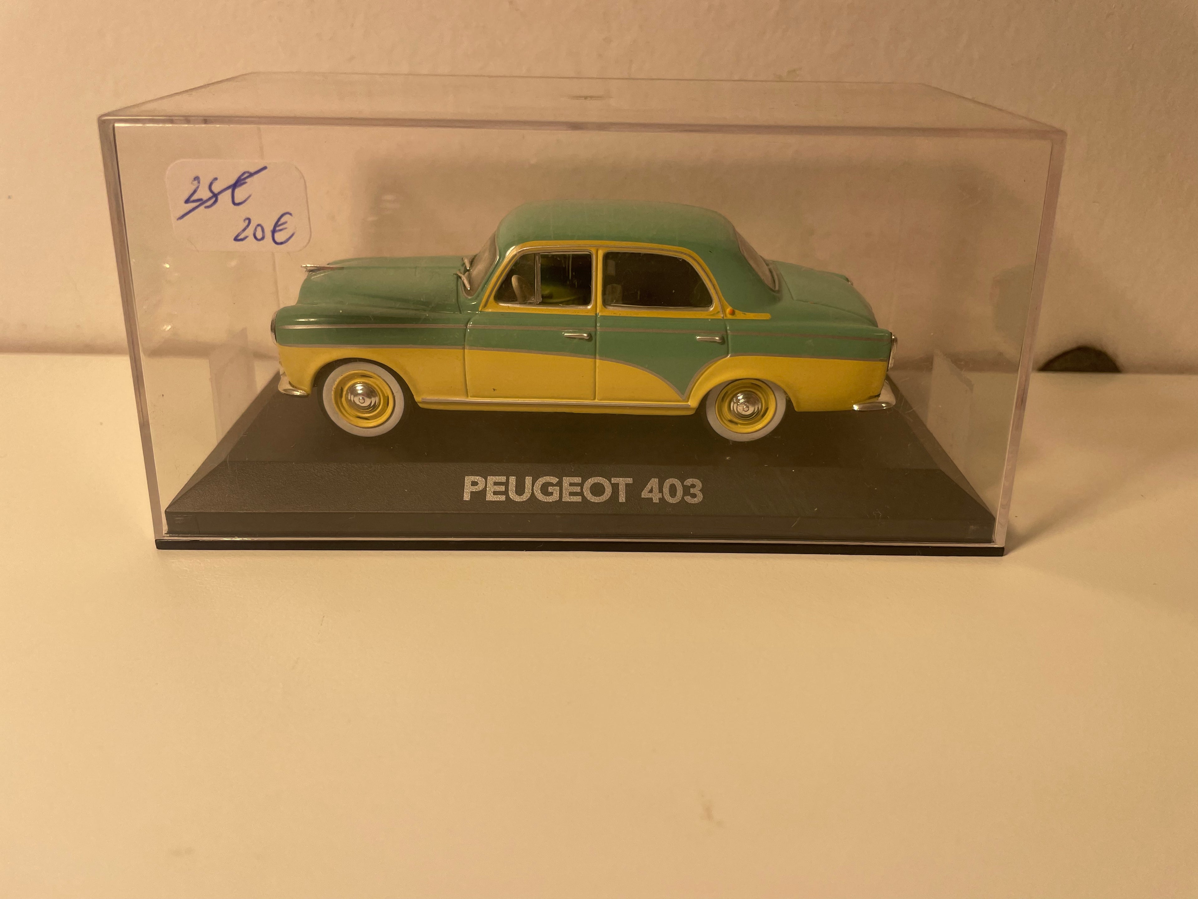 Peugeot 403 jaune et verte