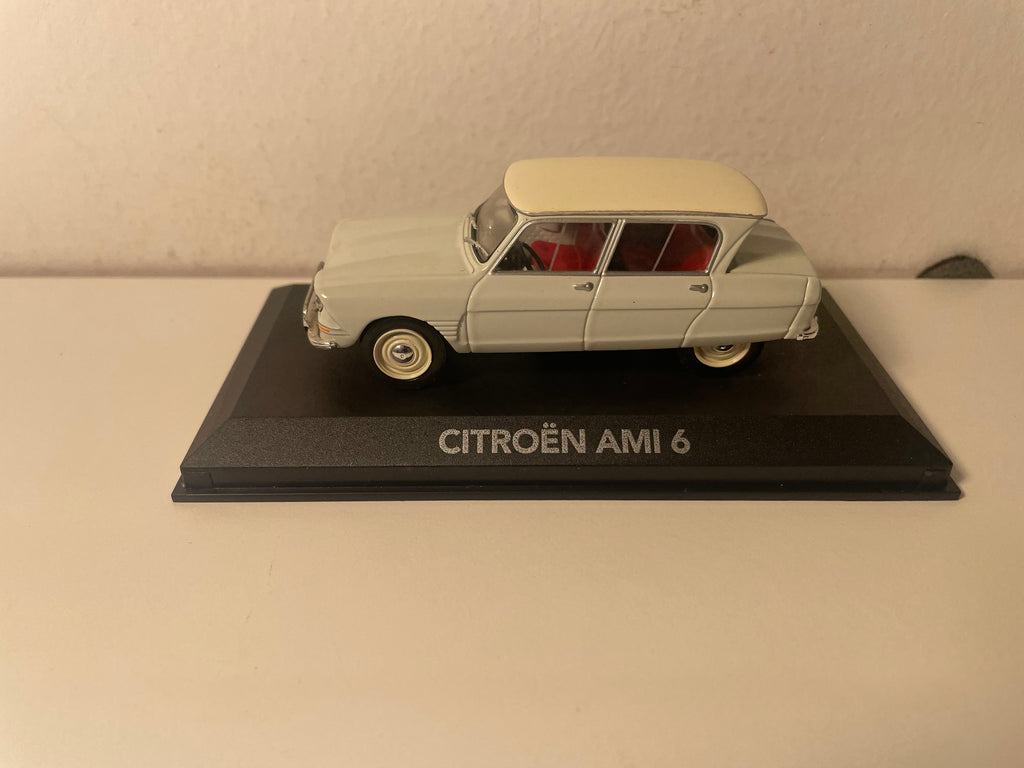 Citroën AMI 6 bleue pâle et toit crème