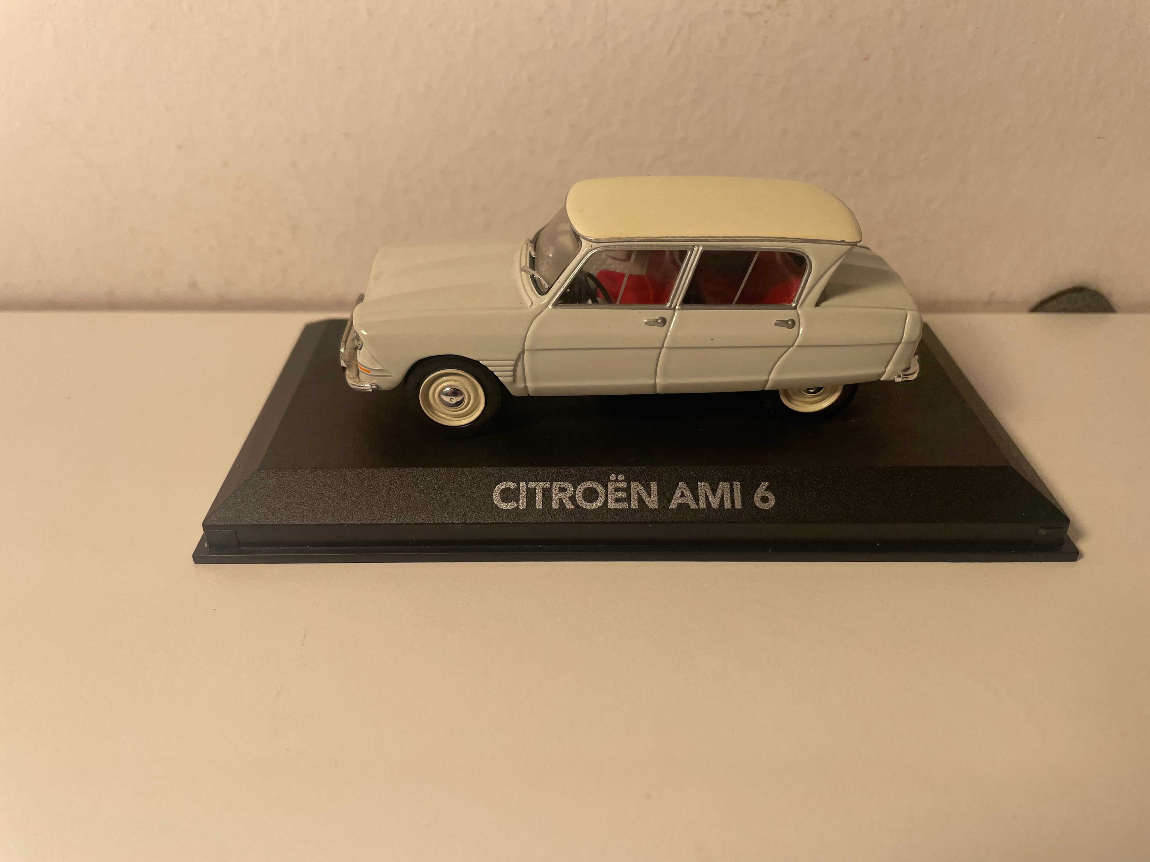 Citroën AMI 6 bleue pâle et toit crème