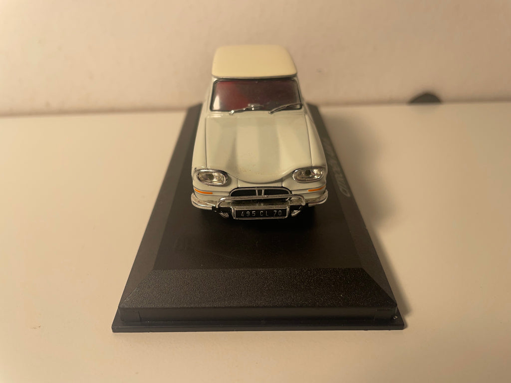 Citroën AMI 6 bleue pâle et toit crème