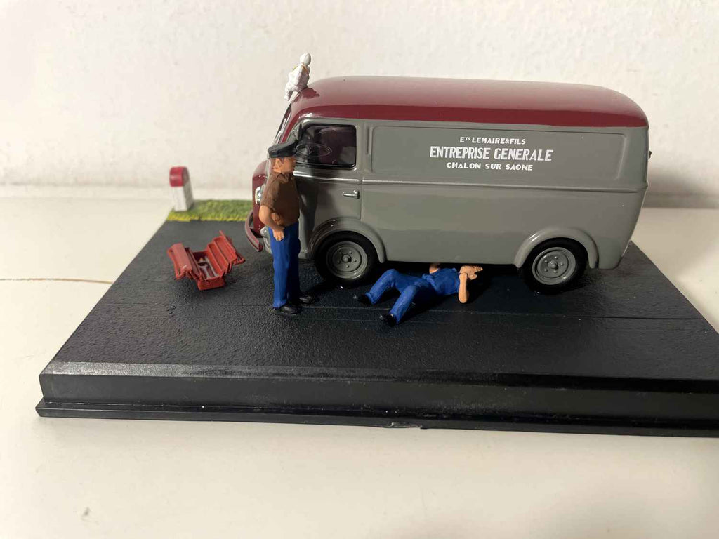 Peugeot D3A gris et toit bordeaux - La Nationale 7 - la route bleue