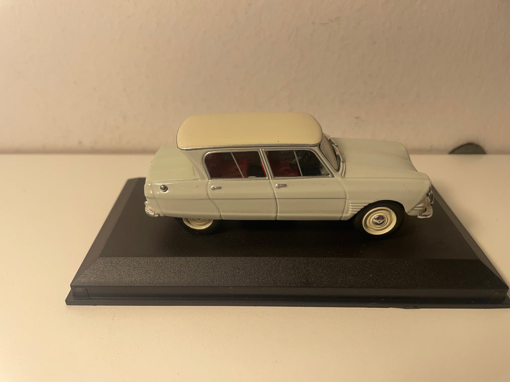 Citroën AMI 6 bleue pâle et toit crème