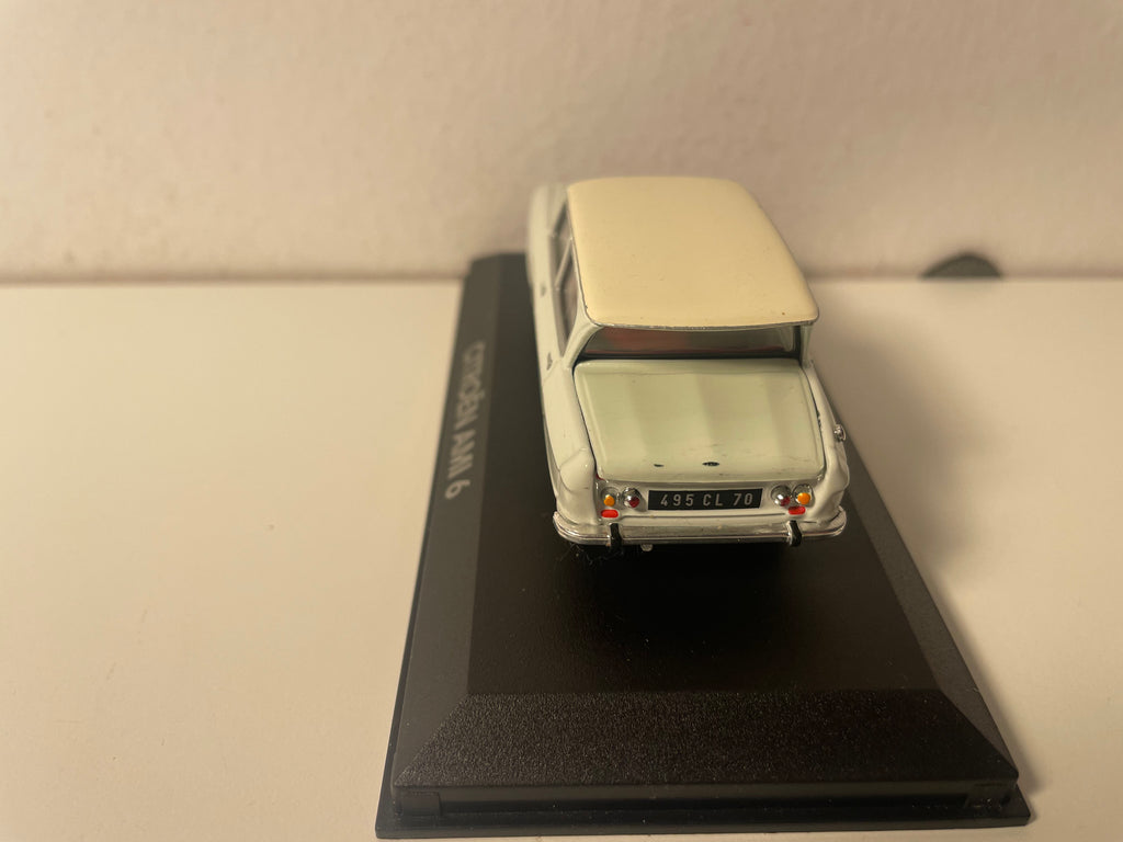 Citroën AMI 6 bleue pâle et toit crème