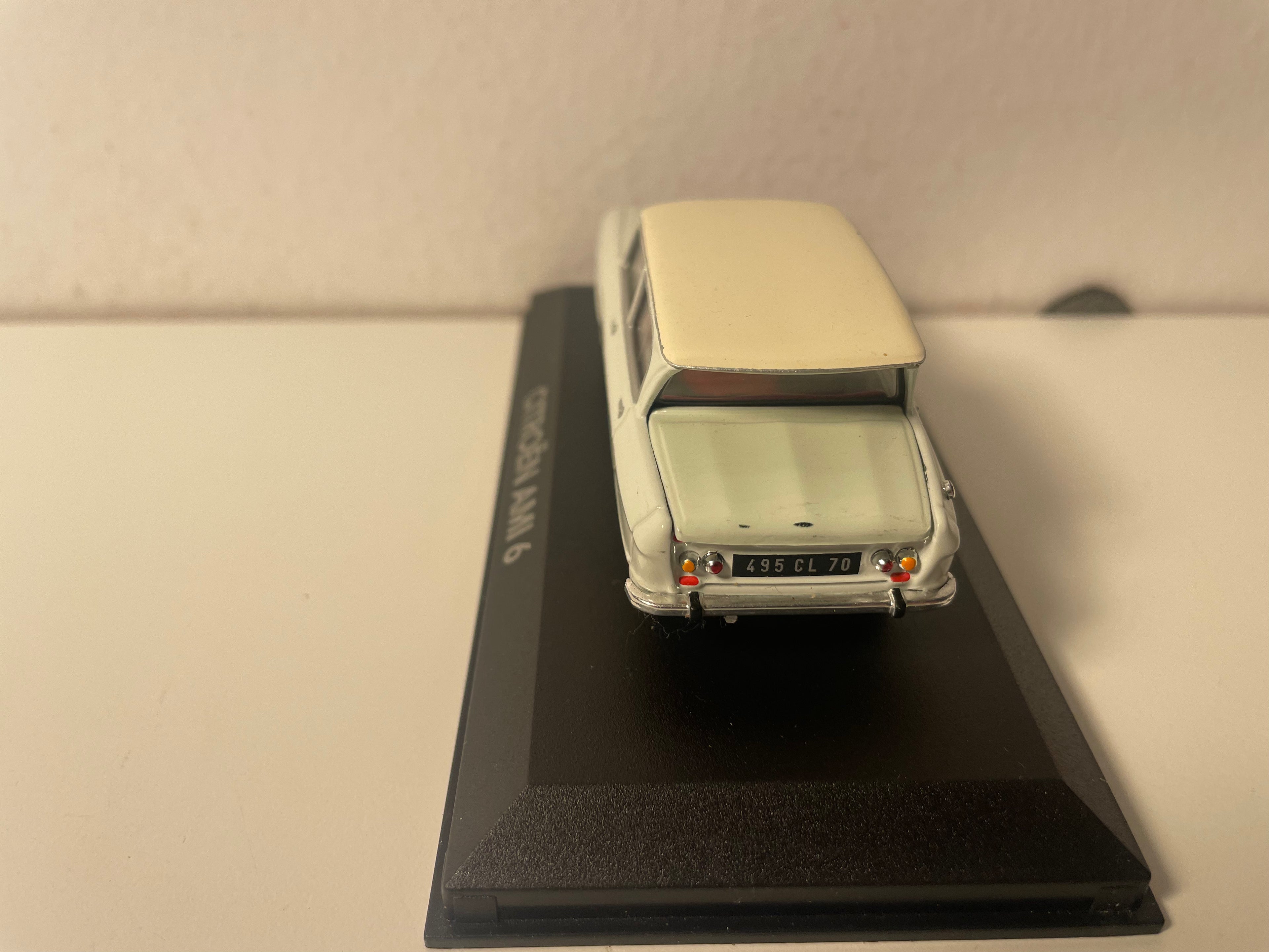 Citroën AMI 6 bleue pâle et toit crème