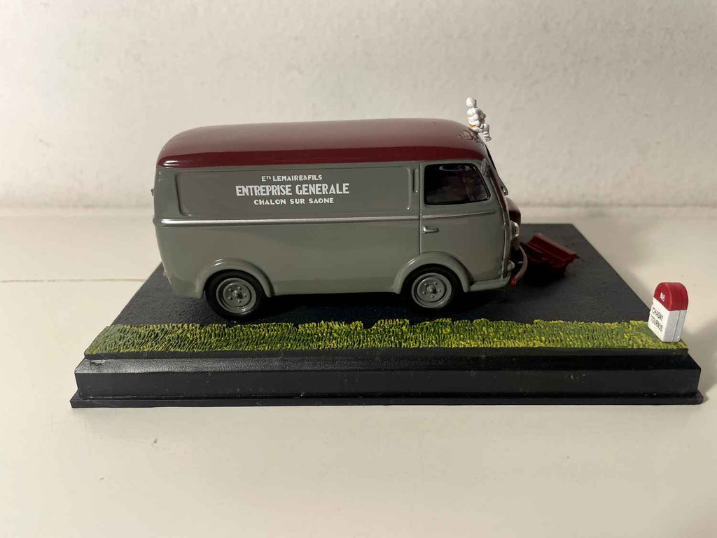 Peugeot D3A gris et toit bordeaux - La Nationale 7 - la route bleue