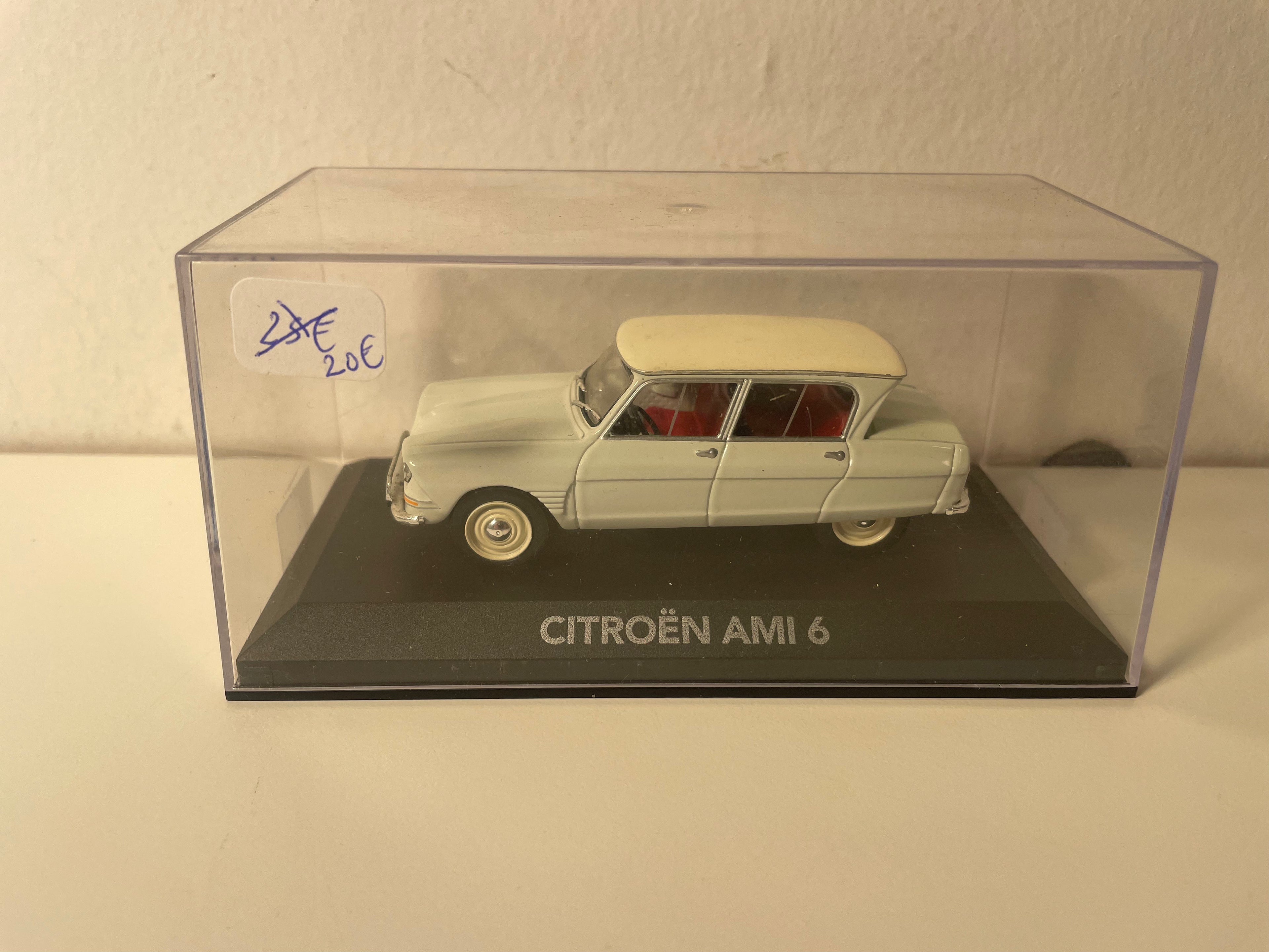 Citroën AMI 6 bleue pâle et toit crème