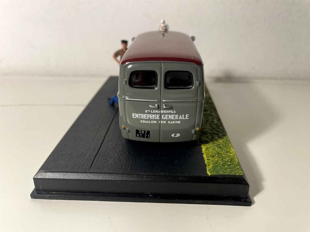 Peugeot D3A gris et toit bordeaux - La Nationale 7 - la route bleue
