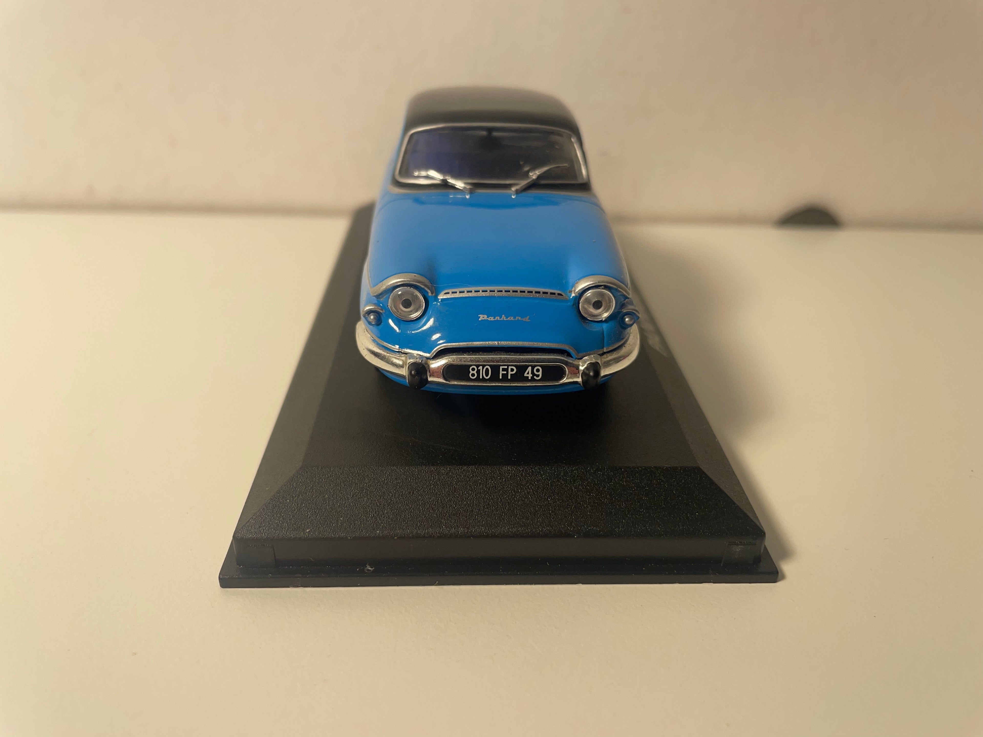 Panhard PL 17 blo-schwaarz Daach