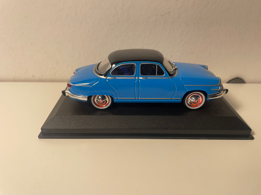 Panhard PL 17 bleue et toit noir