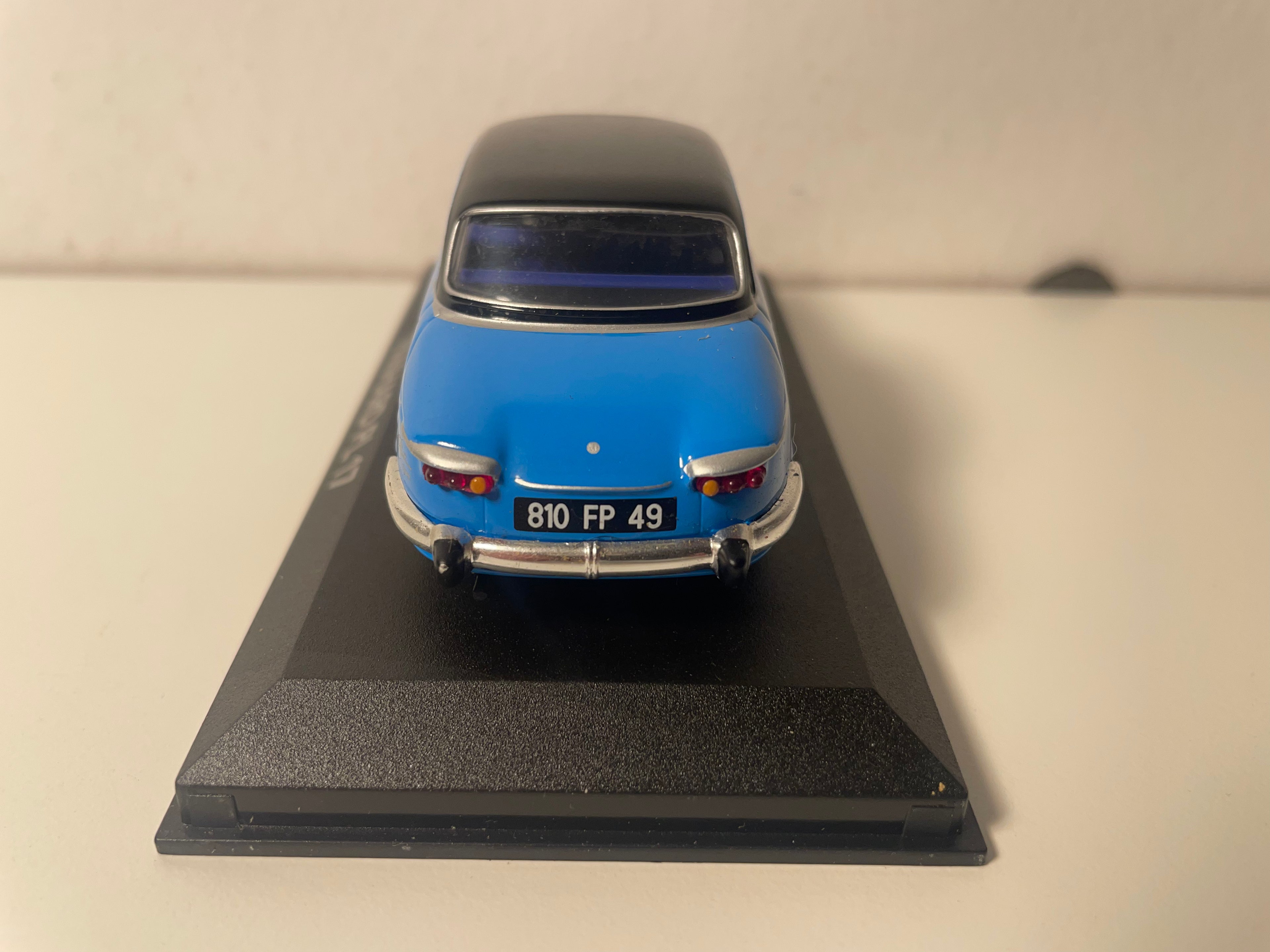 Panhard PL 17 blo-schwaarz Daach