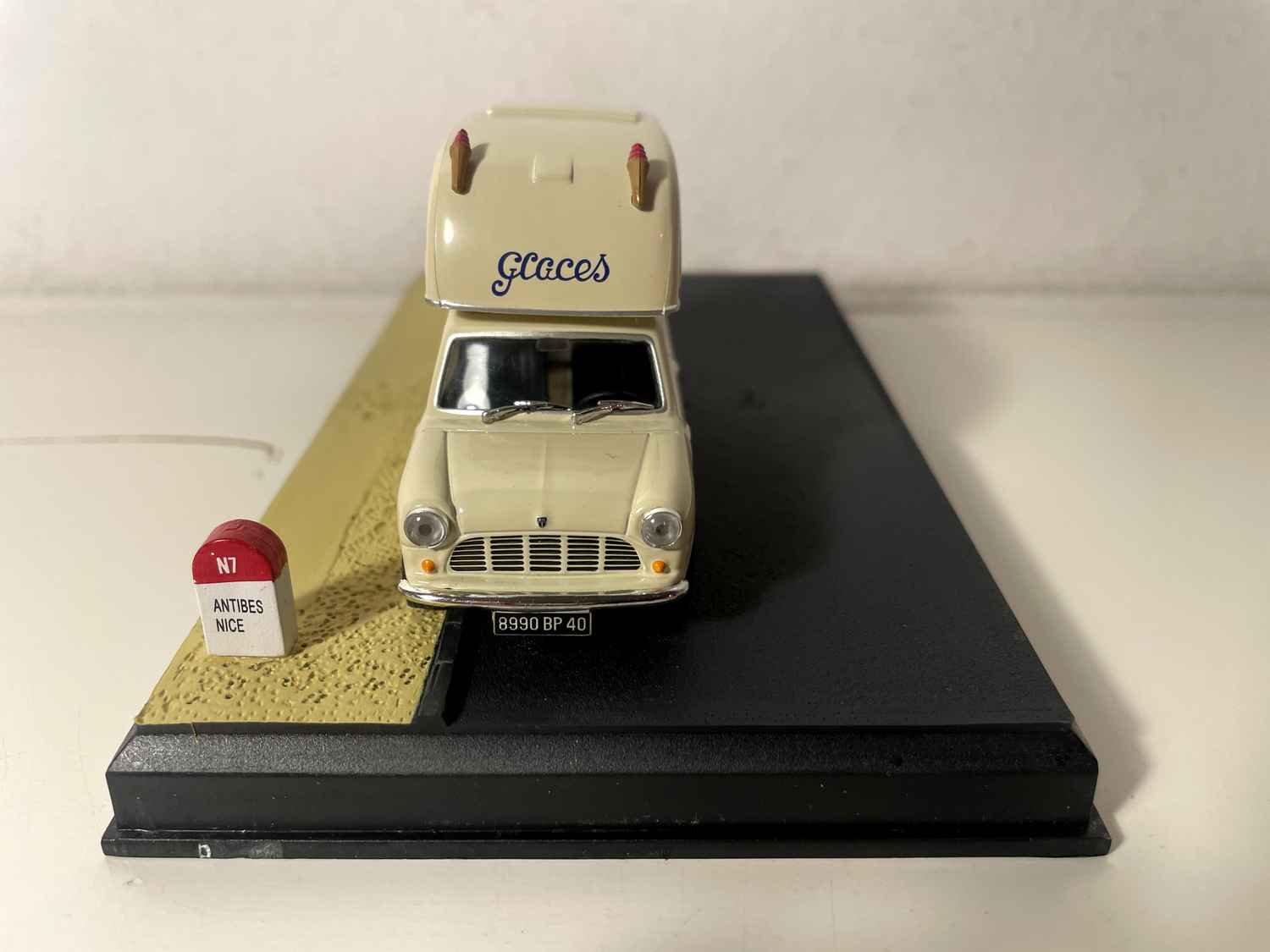 Mini pick-up bege - La Nationale 7 - a rota azul (o vendedor de gelados)