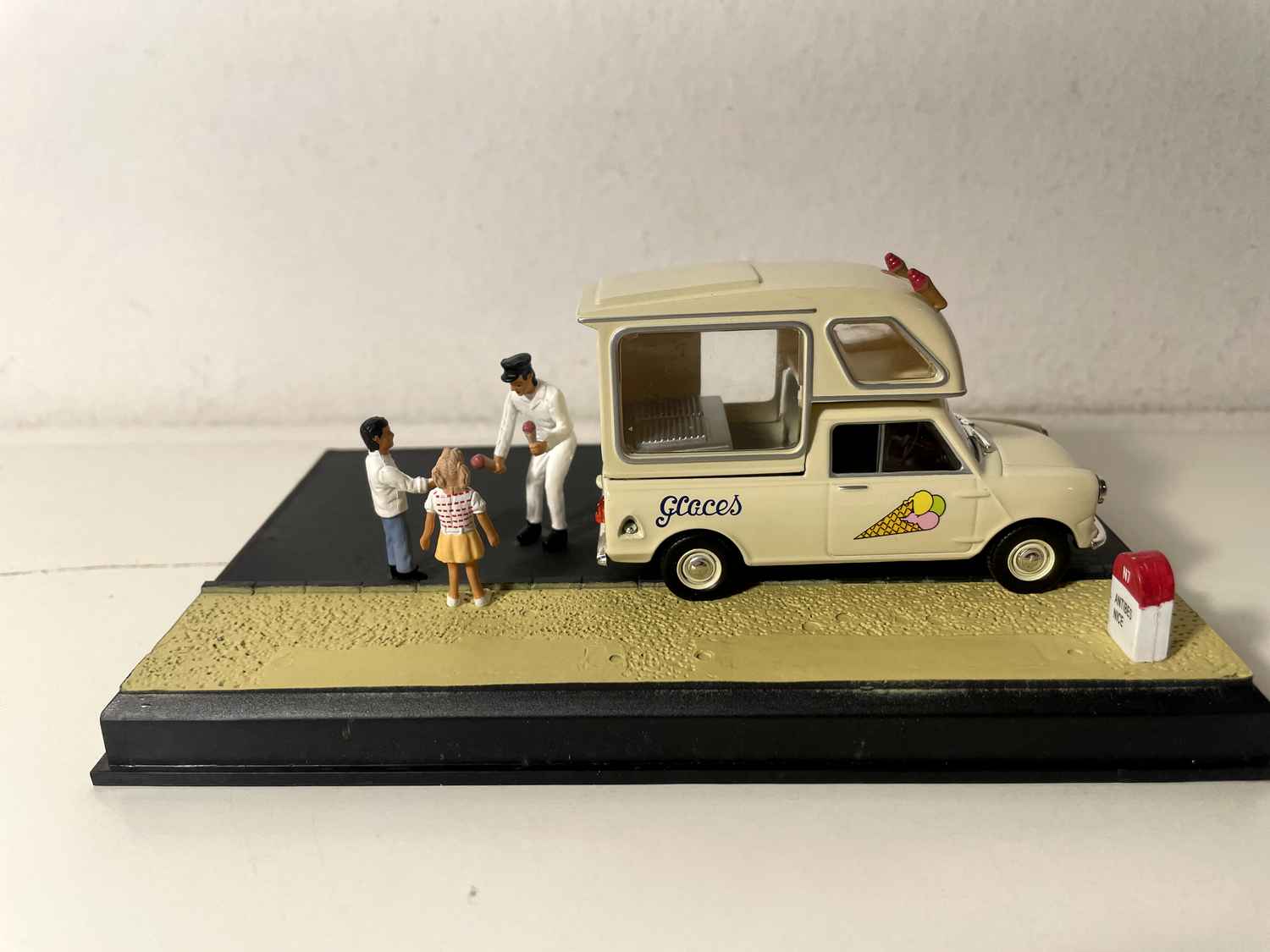 Mini pick-up bege - La Nationale 7 - a rota azul (o vendedor de gelados)