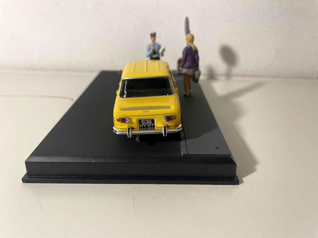 Renault 8S żółta - La Nationale 7 - niebieska droga