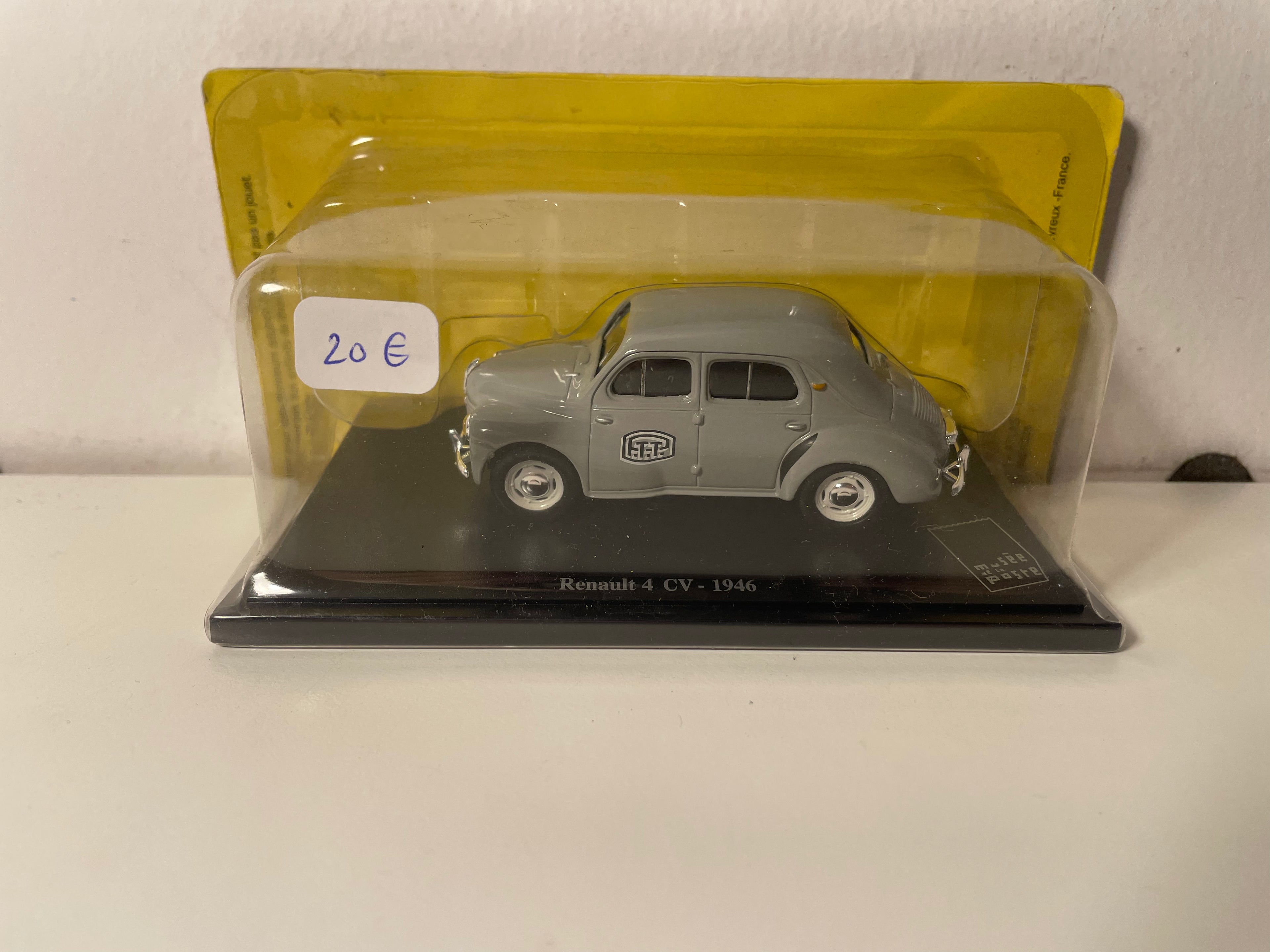 1946 grau Renault 4 CV, La Poste - PTT