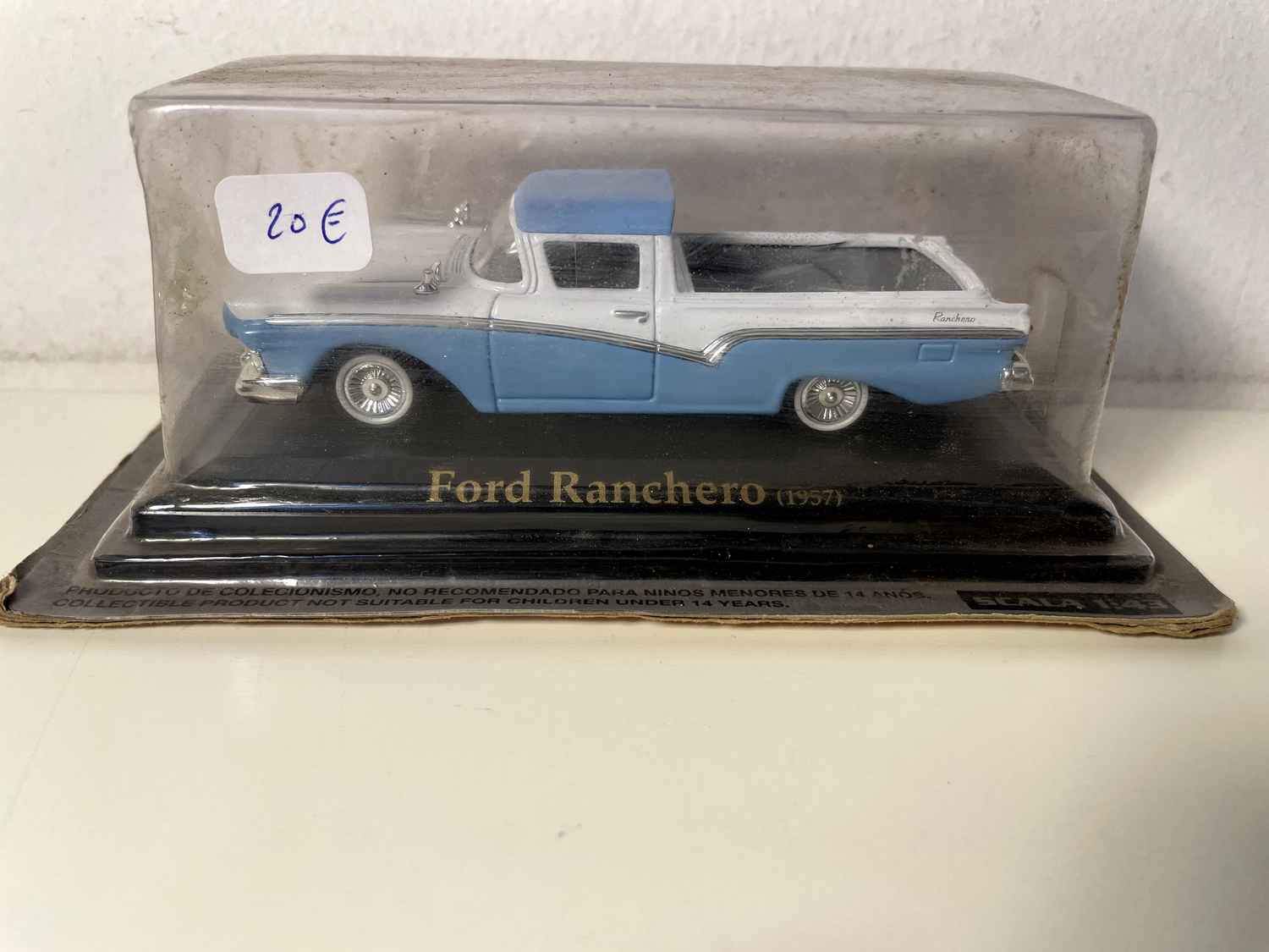 Ford Ranchero azul y blanco de 1957 (coche americano)