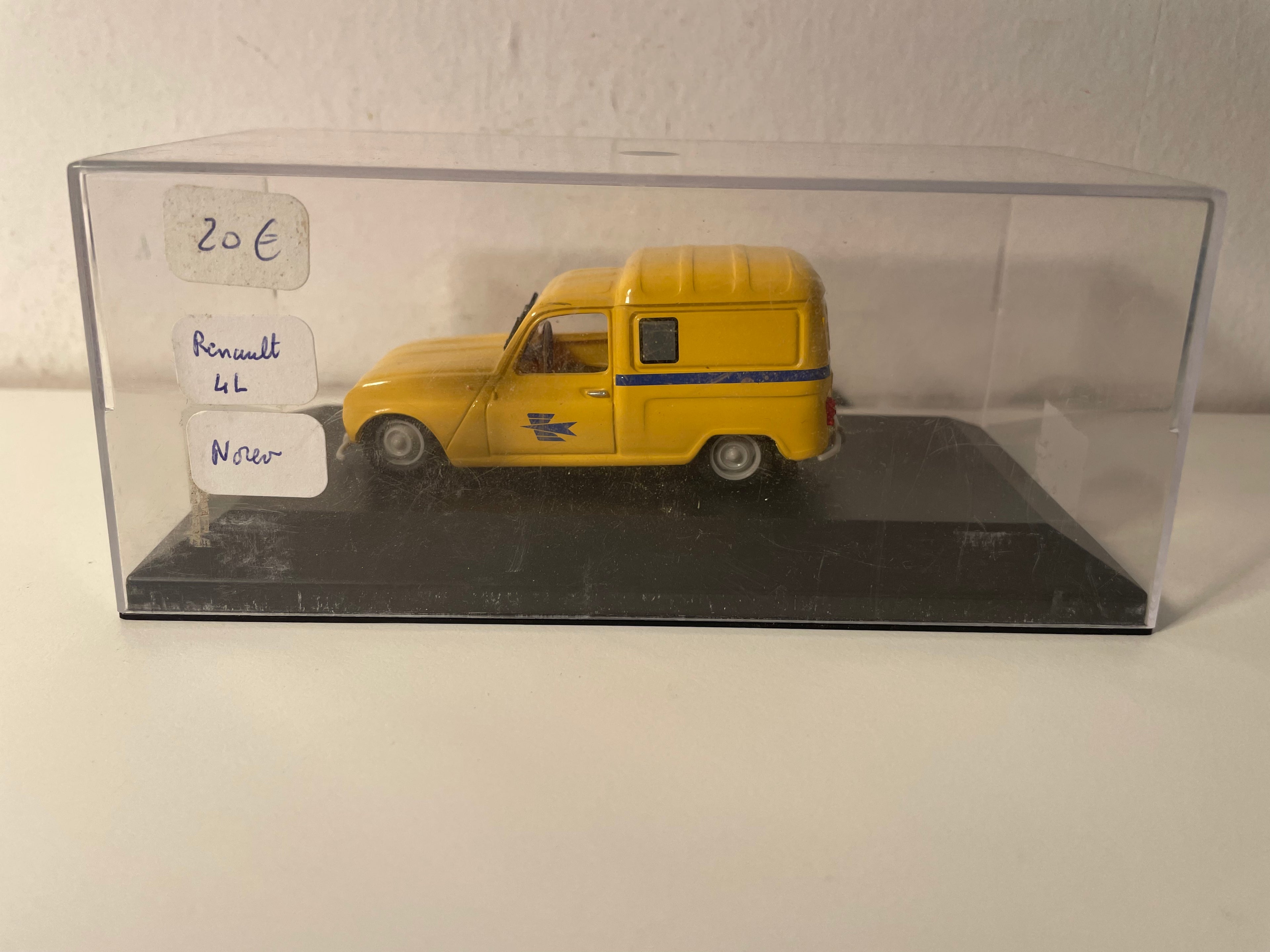 Renault 4 jaune de 1962 - La Poste - PTT (boite plexi)