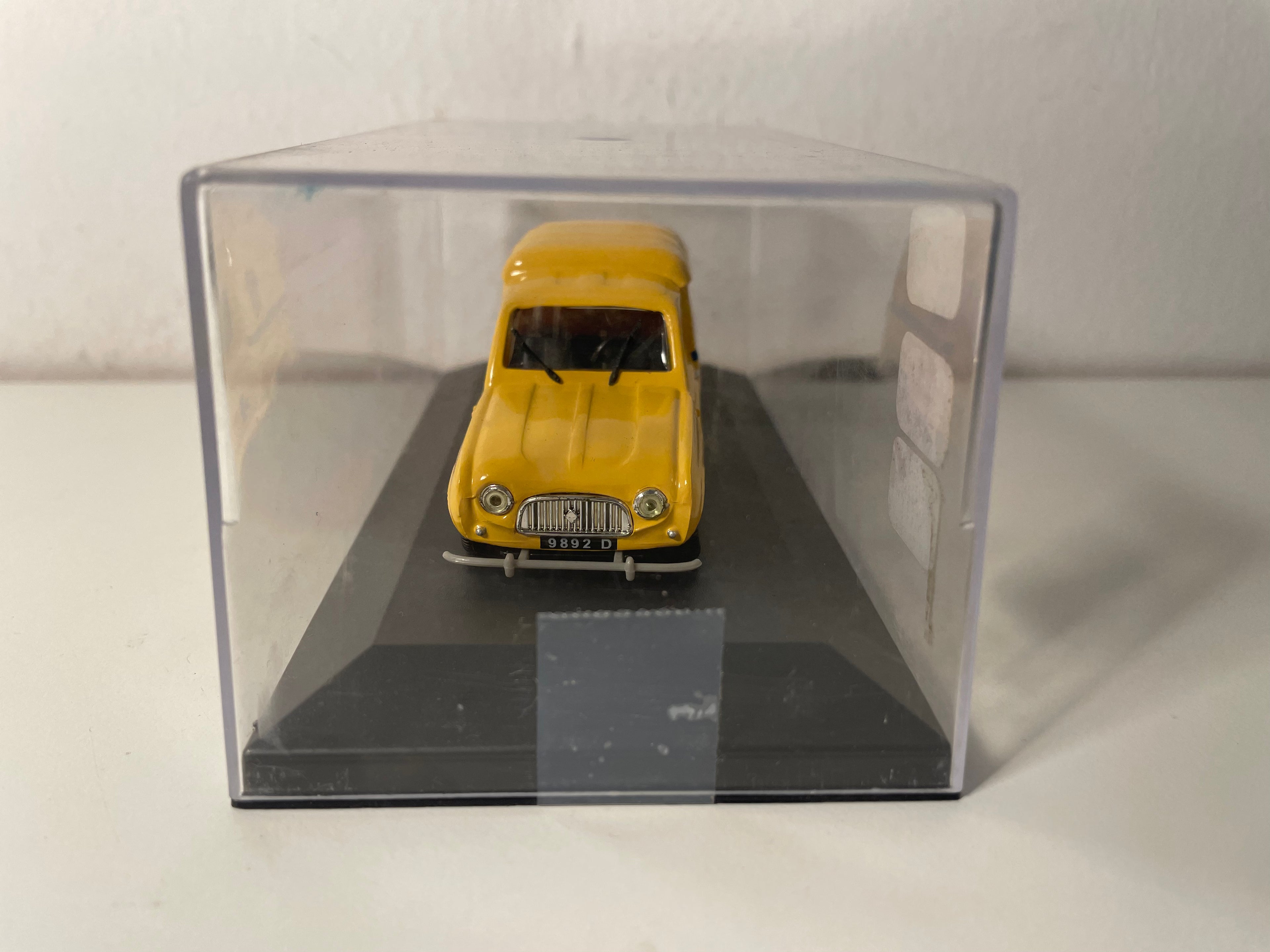 Renault 4 jaune de 1962 - La Poste - PTT (boite plexi)
