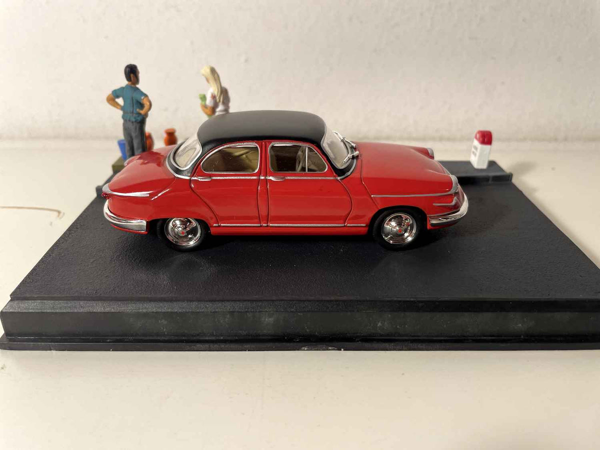 Panhard PL17 rojo con techo negro - La Nacional 7 - la ruta azul
