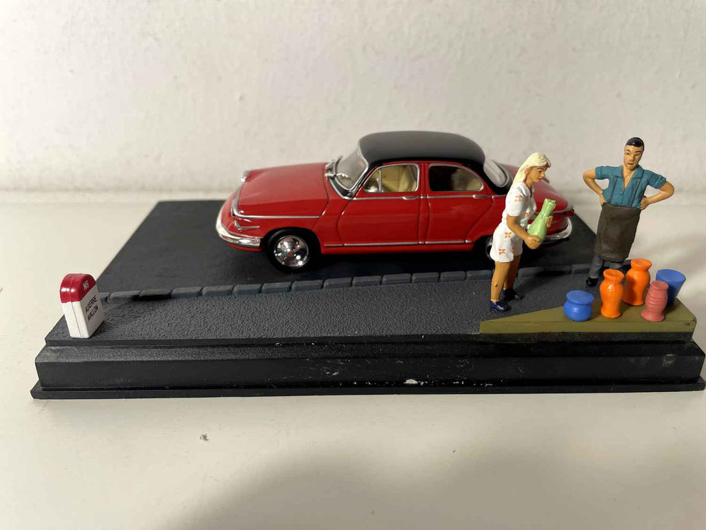 Panhard PL 17 rouge et toit noir - La Nationale 7 - la route bleue